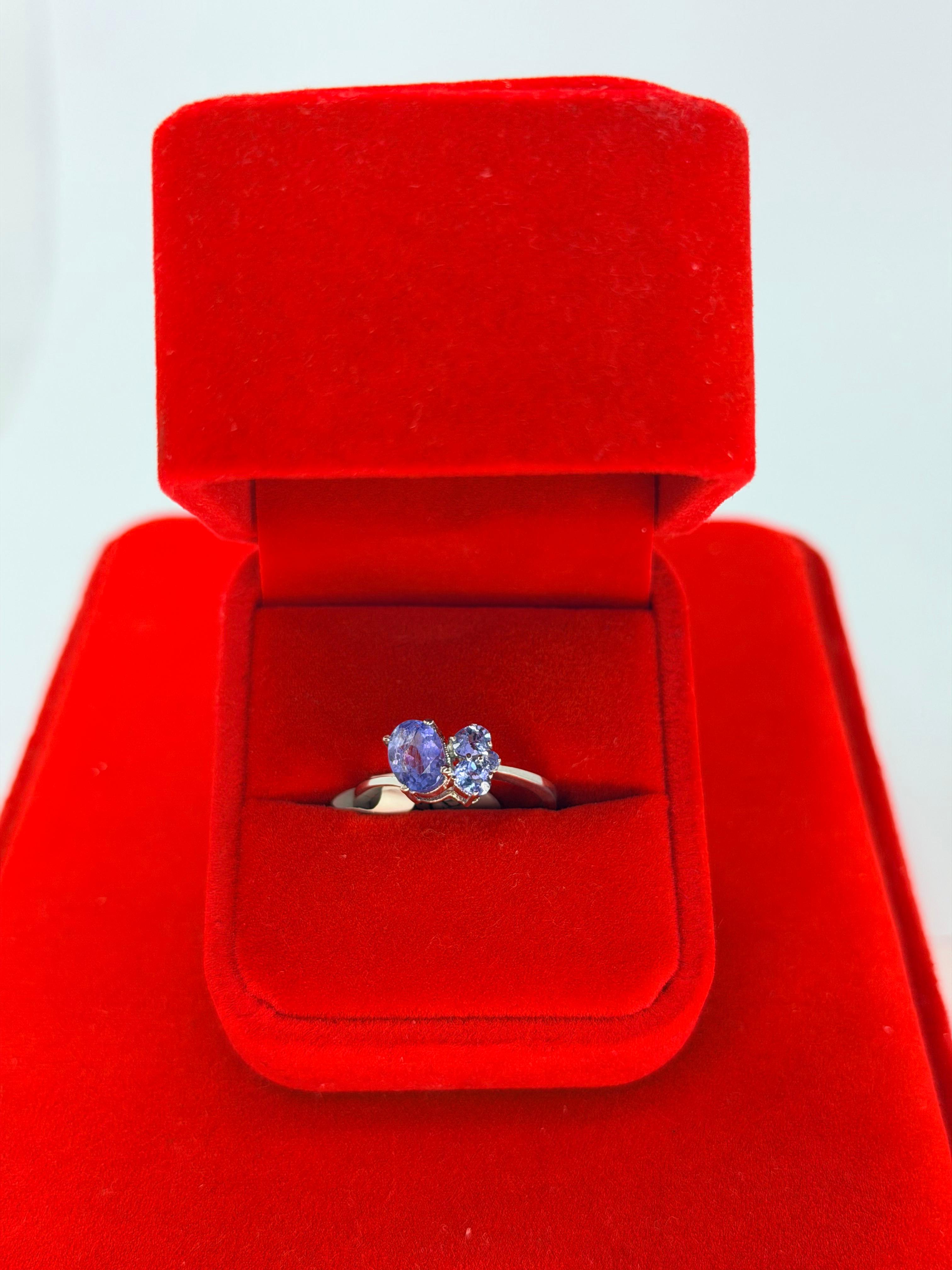 Anillo de Tanzanita corte oval con detalles en trío.
