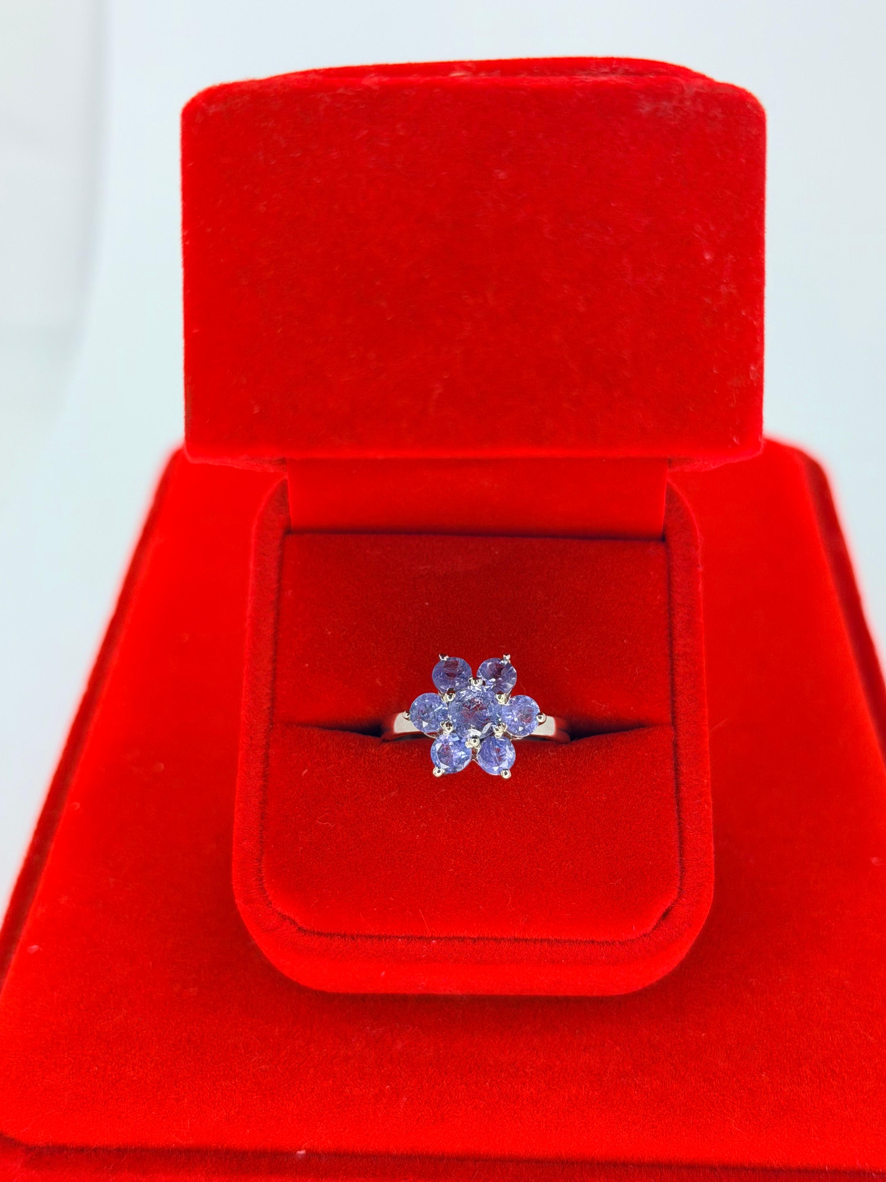 Anillo de Tanzanita en flor