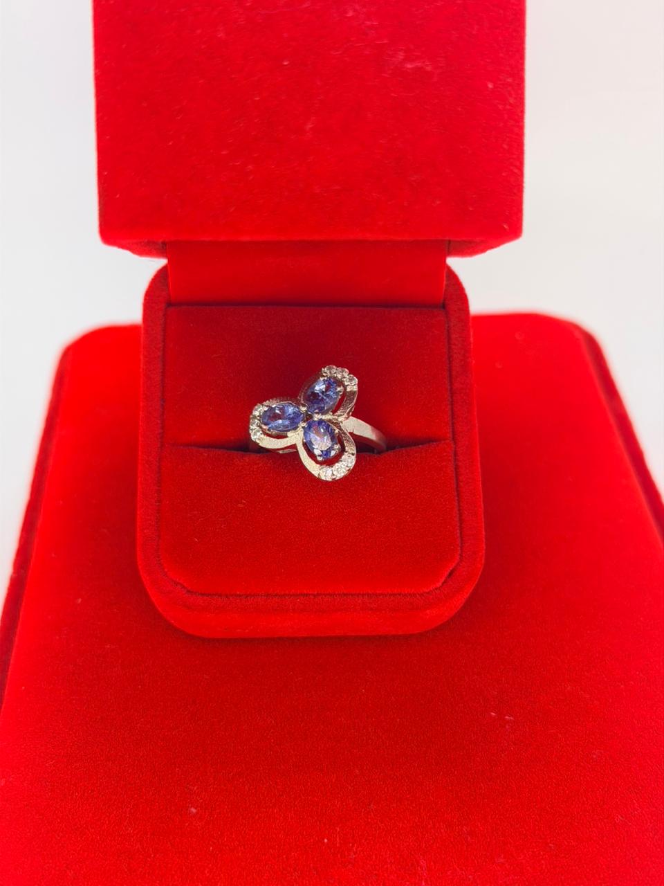 Anillo de Tanzanita forma de trébol de 3 hojas