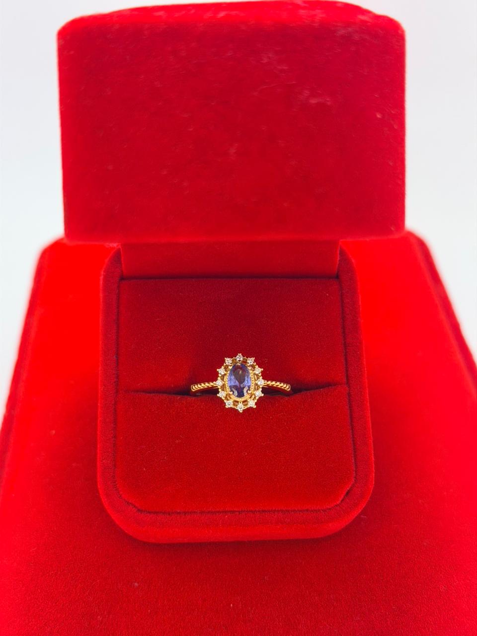 Anillo de Tanzanita en corte Oval acabado dorado y zircones