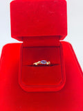 Anillo de Tanzanita en corte Oval horizontal acabado dorado y zircones