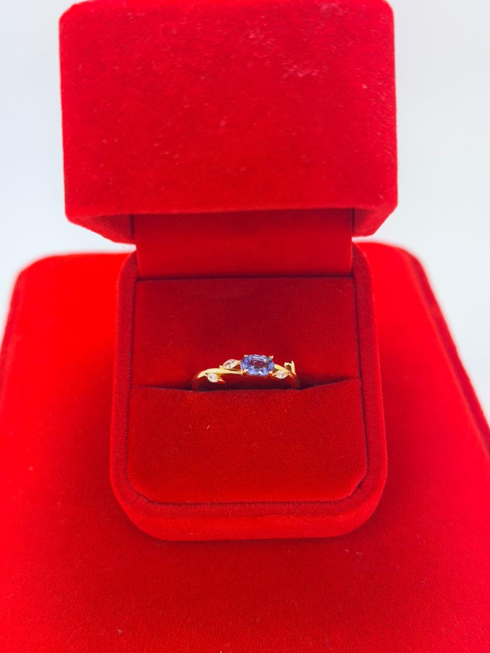 Anillo de Tanzanita en corte Oval horizontal acabado dorado y zircones