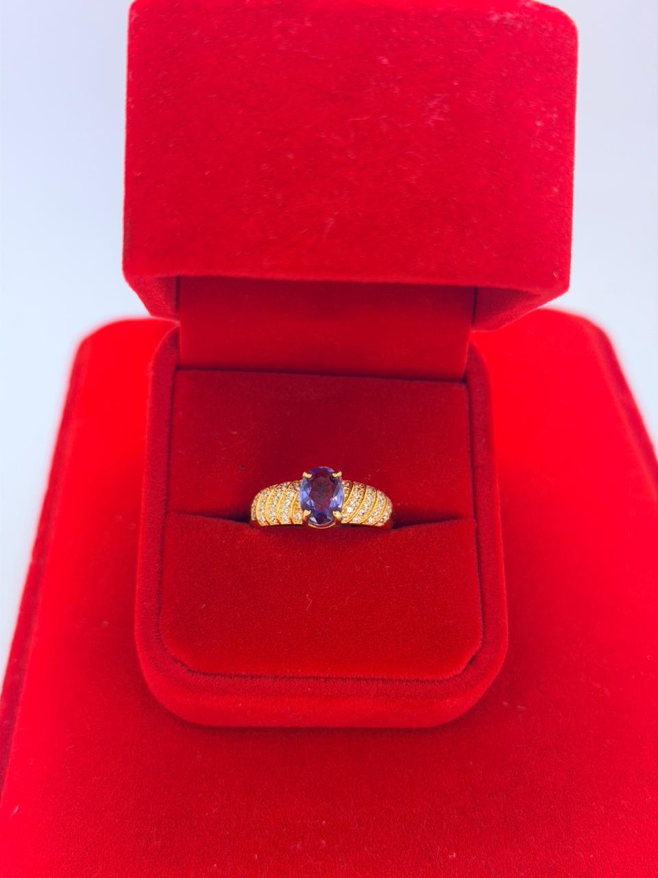 Anillo de Tanzanita en corte Oval acabado dorado con zircones