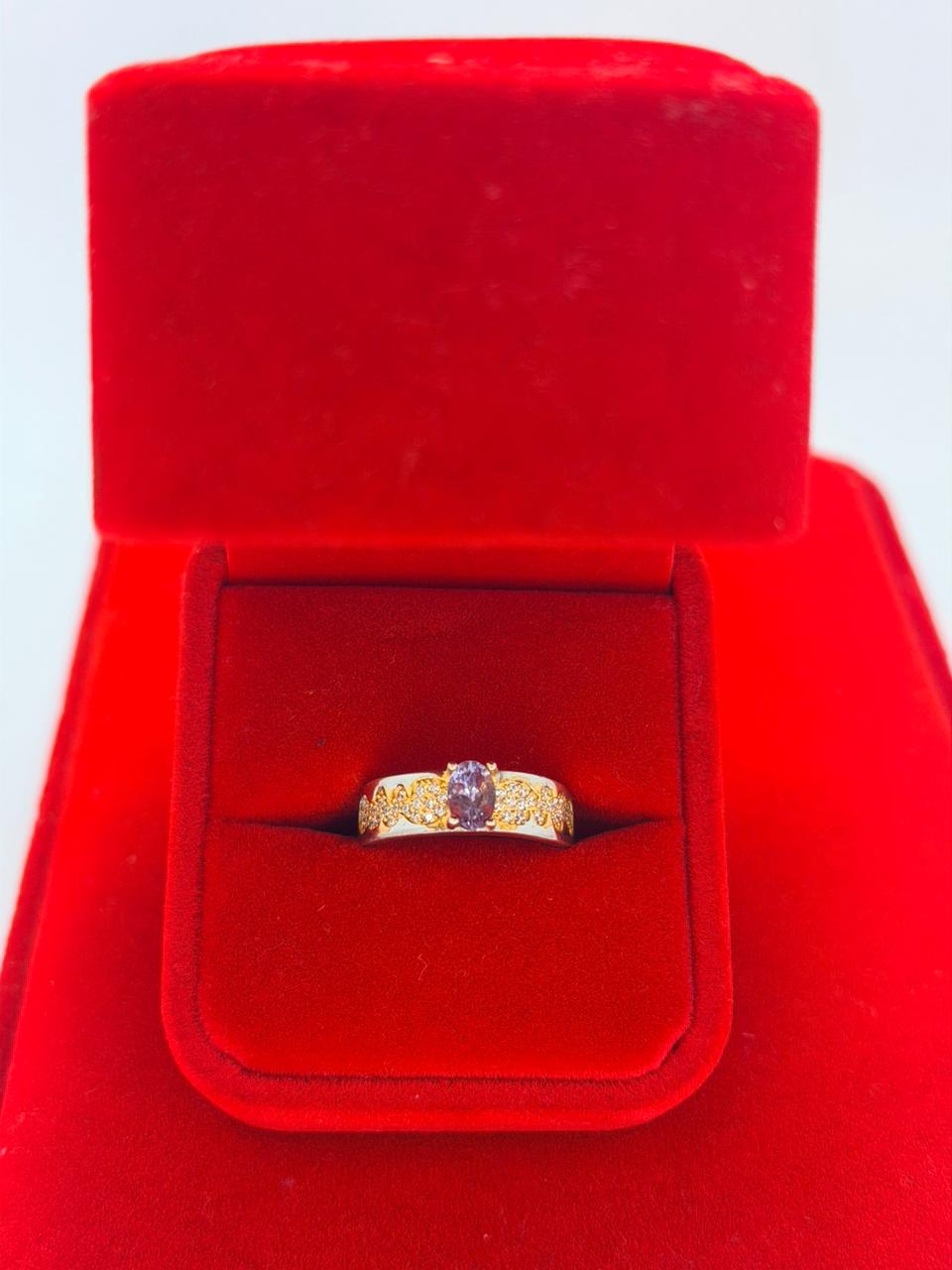 Anillo de Tanzanita en corte Oval acabado dorado con zircones