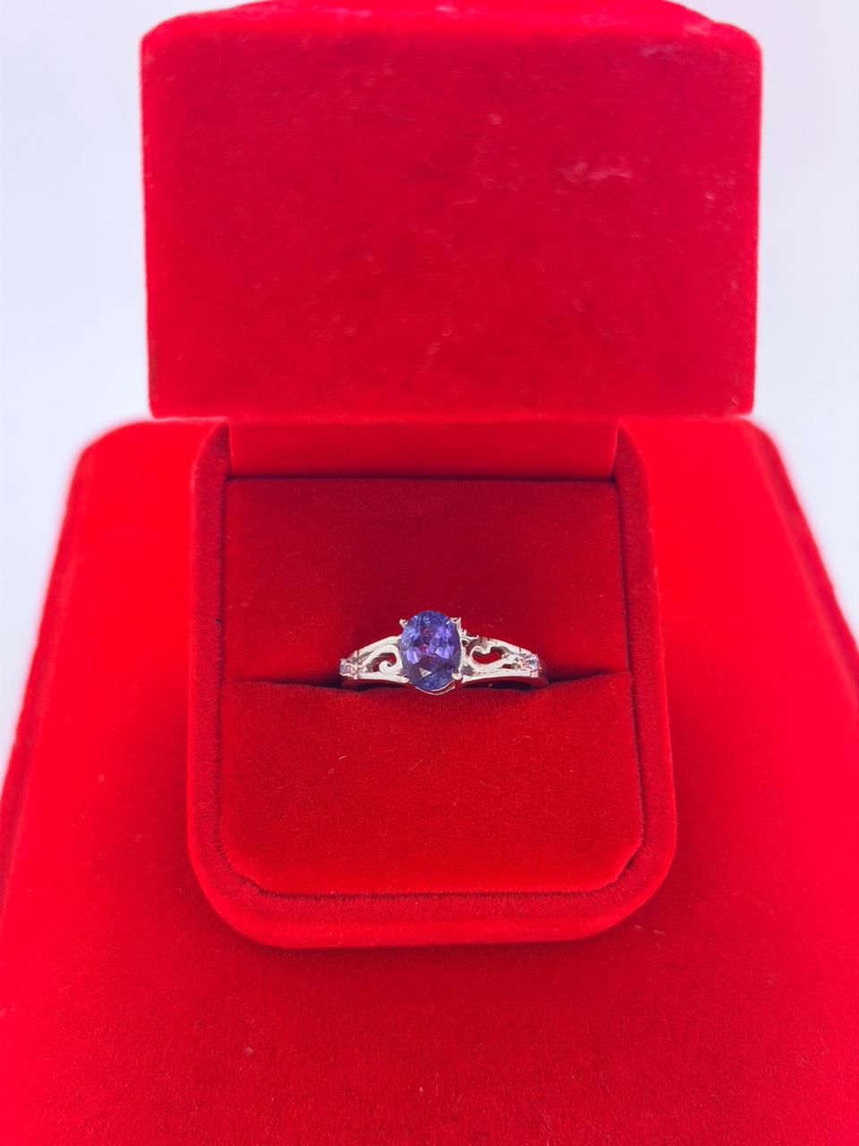 Anillo de Tanzanita en corte Oval