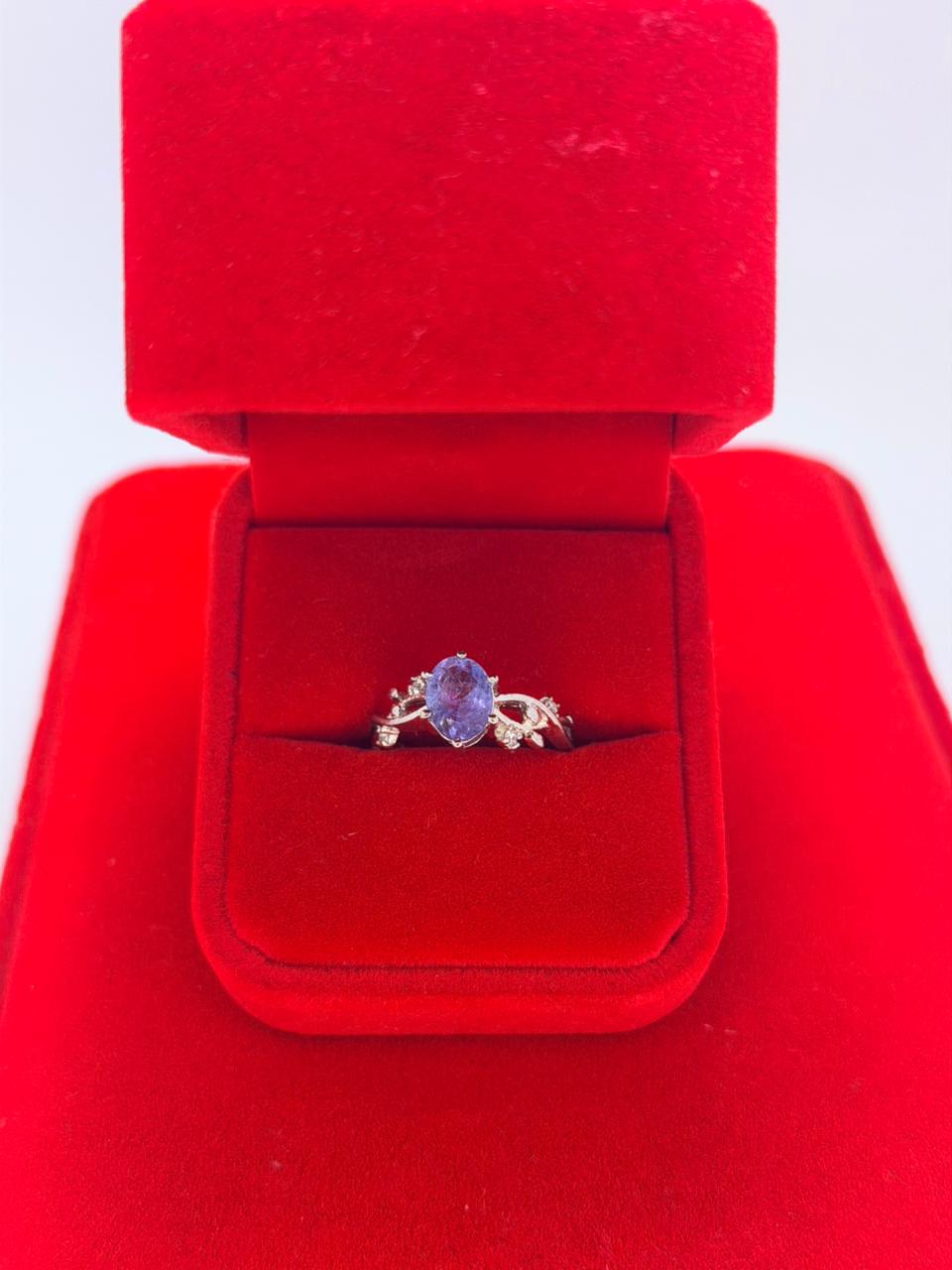 Anillo de Tanzanita en corte Oval