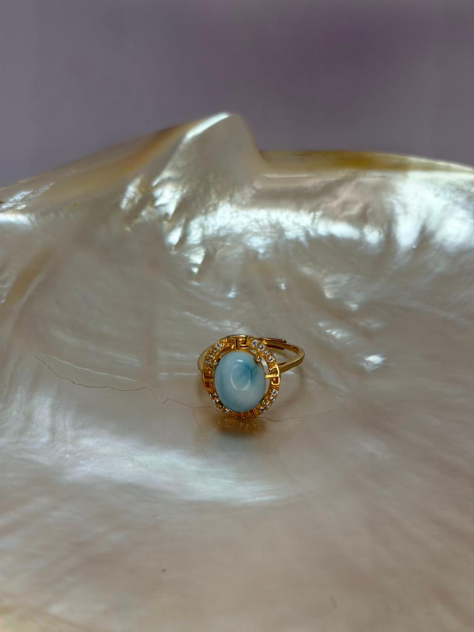 Anillo Larimar corte Oval acabado dorado con zircones