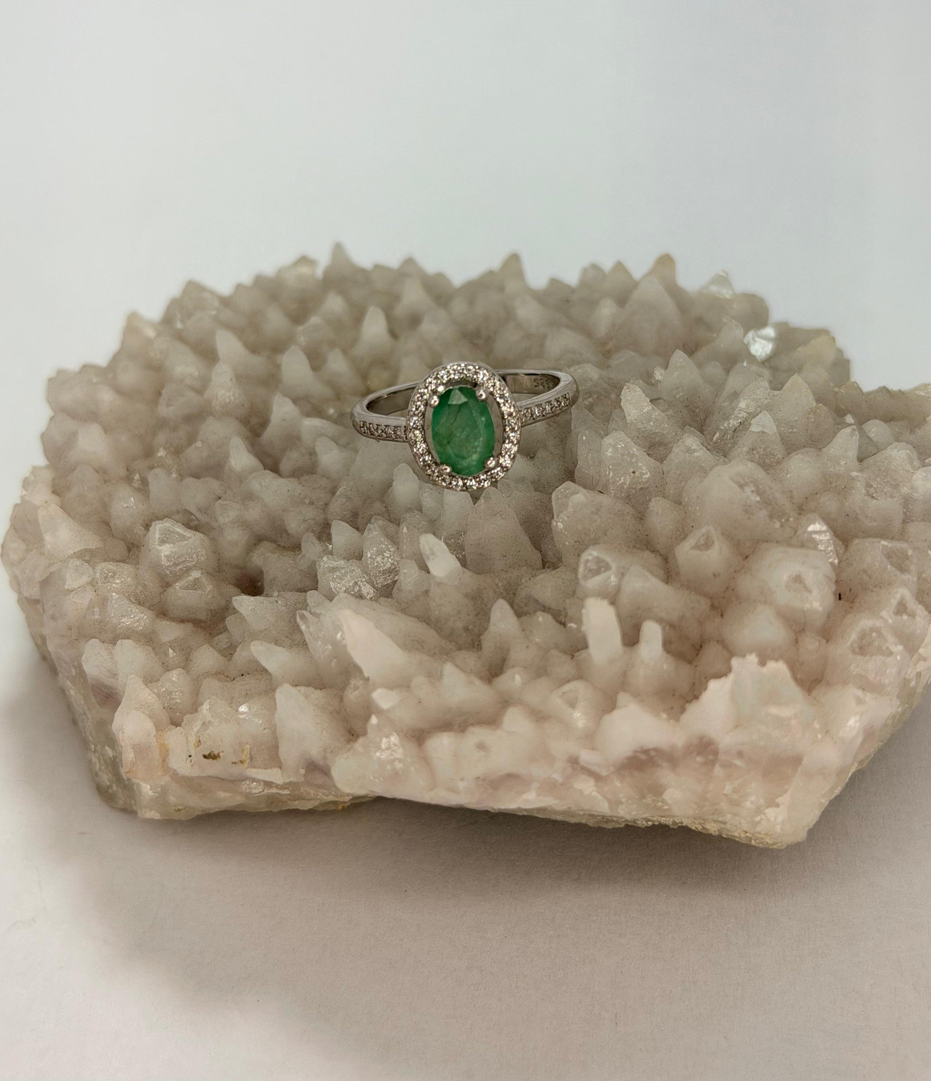 Anillo de esmeralda corte oval