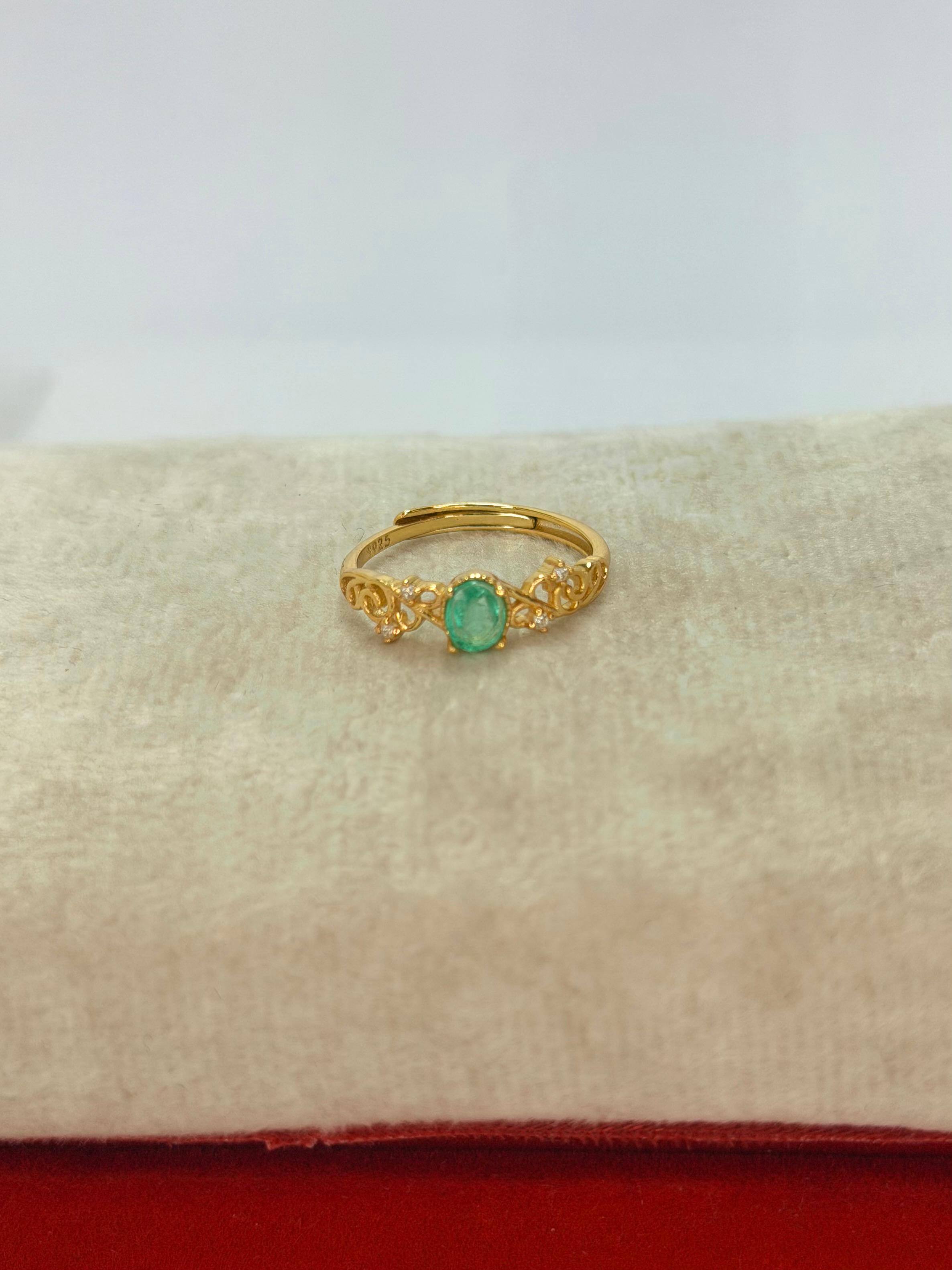 Anillo de esmeralda corte oval