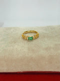 Anillo de esmeralda corte rectangular acabado dorado