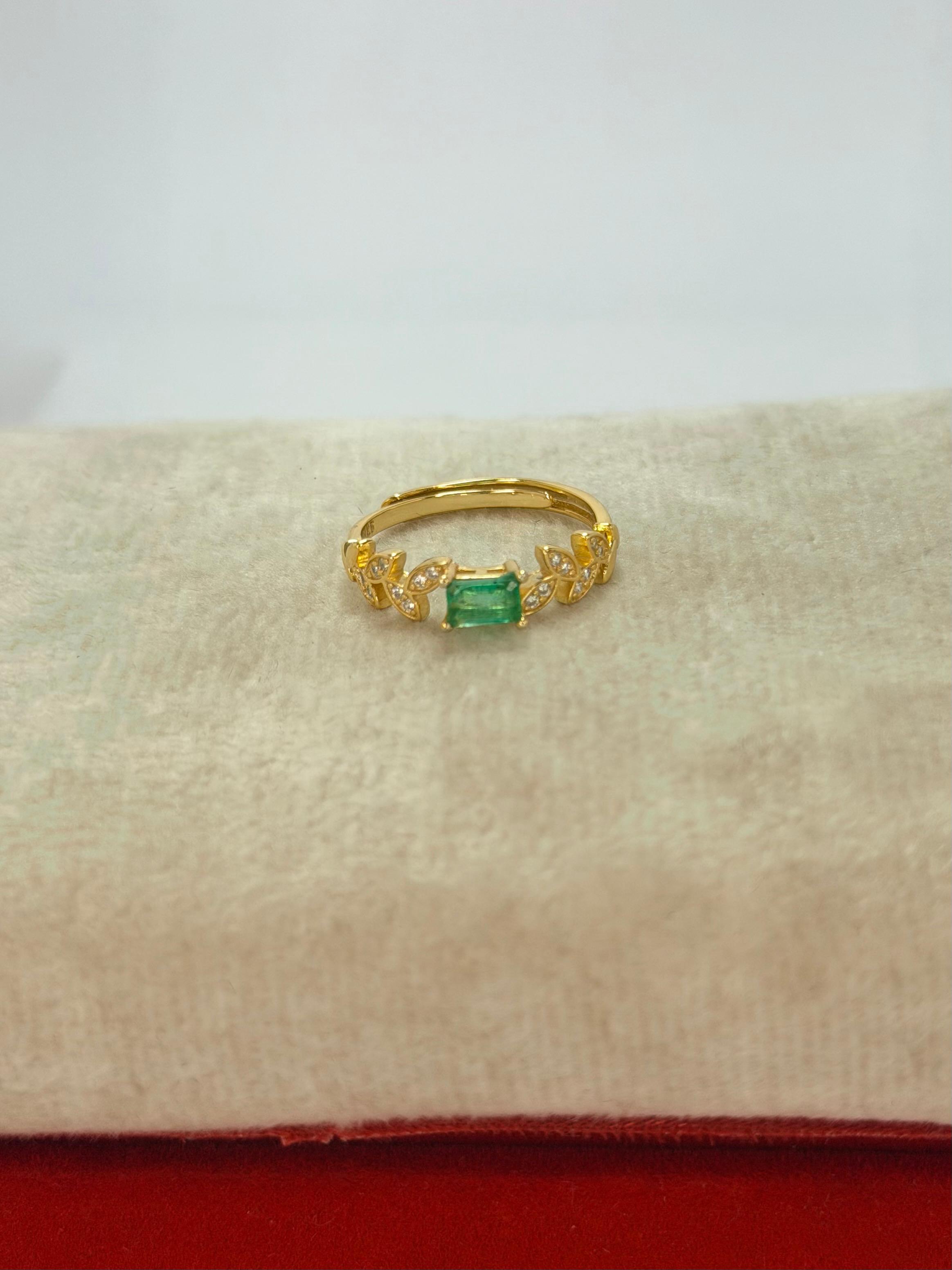Anillo de esmeralda corte rectangular acabado dorado