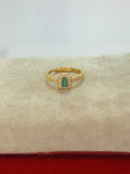 Anillo de esmeralda corte rectangular acabado dorado