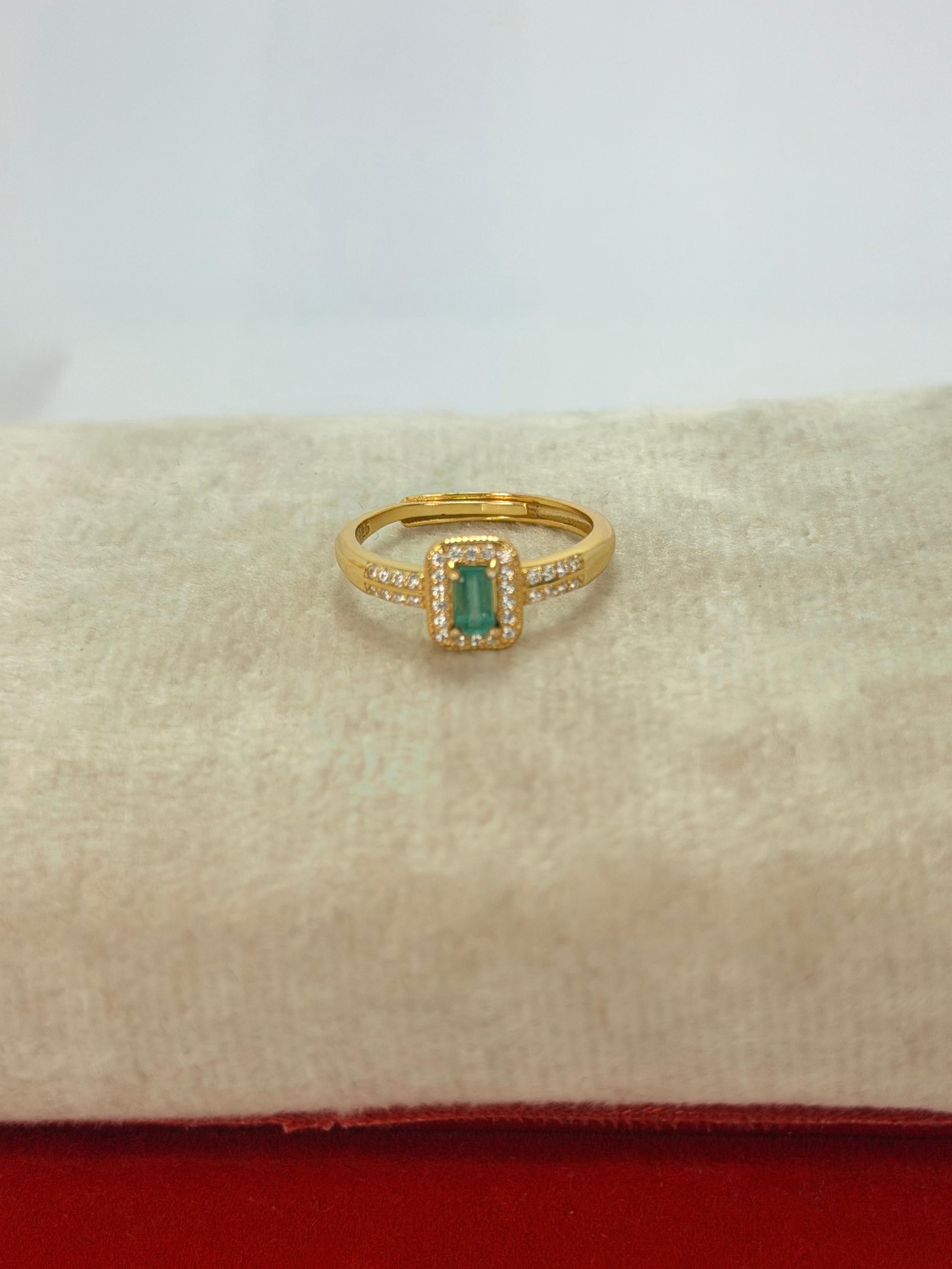 Anillo de esmeralda corte rectangular acabado dorado