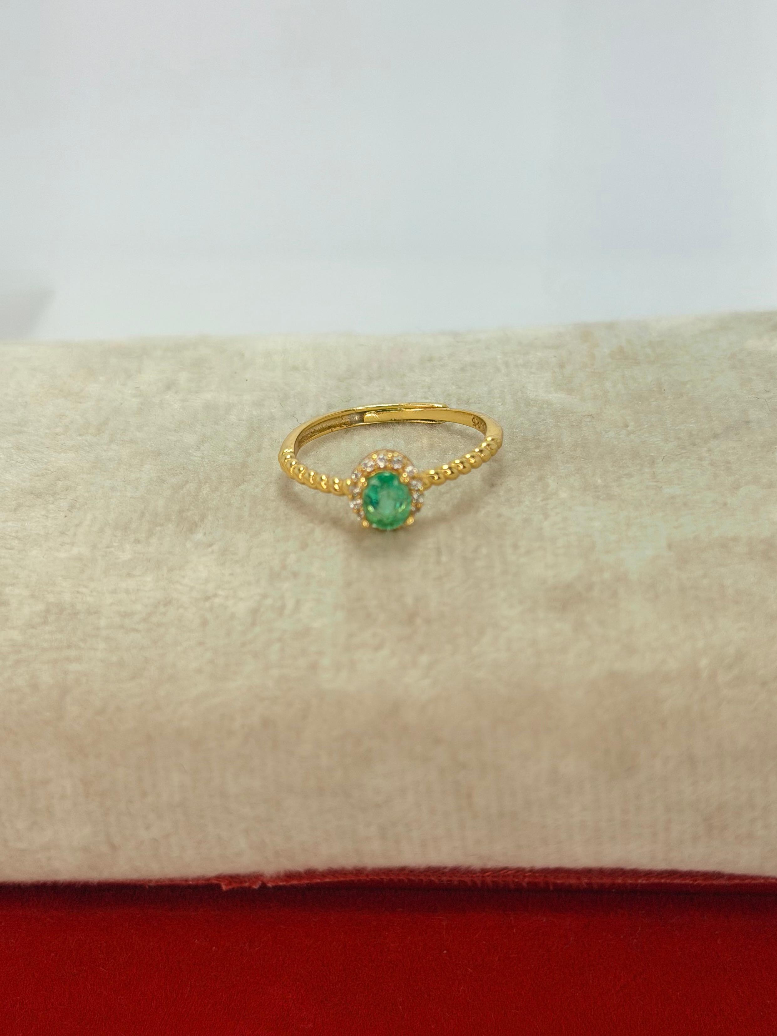 Anillo de esmeralda corte oval dorado