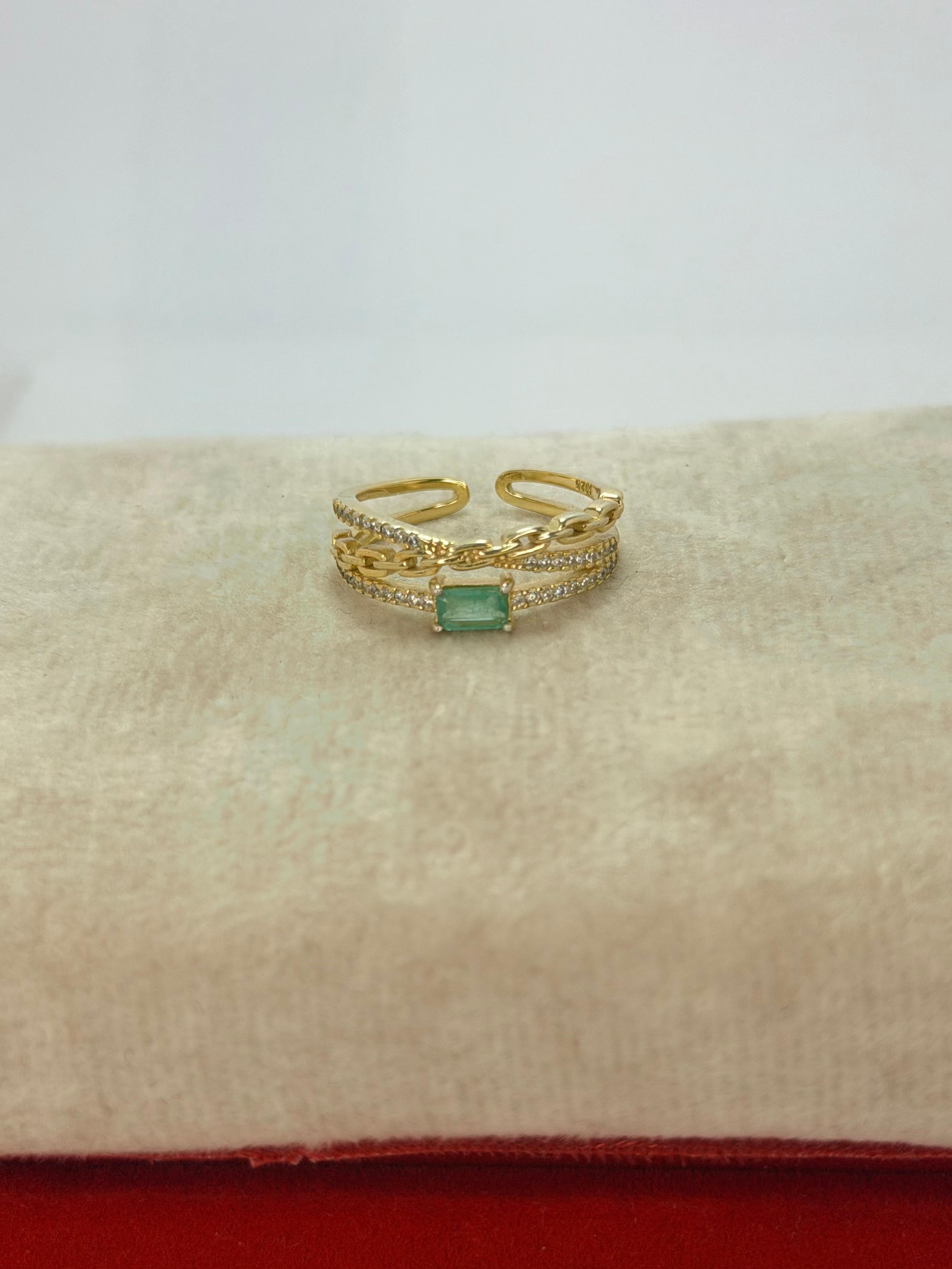 Anillo de esmeralda corte rectangular diseño único