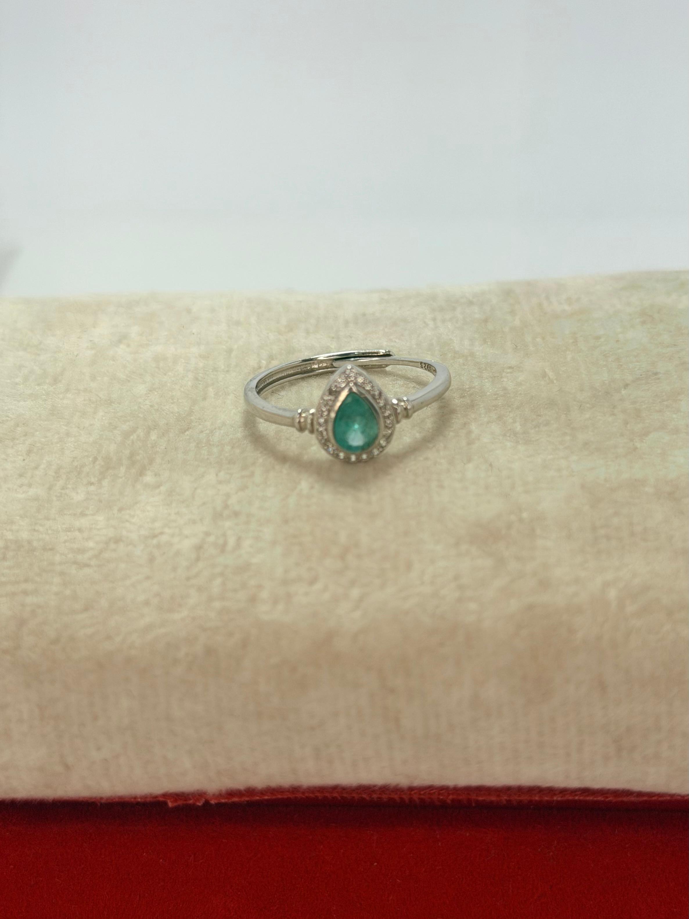 Anillo de esmeralda corte lagrima