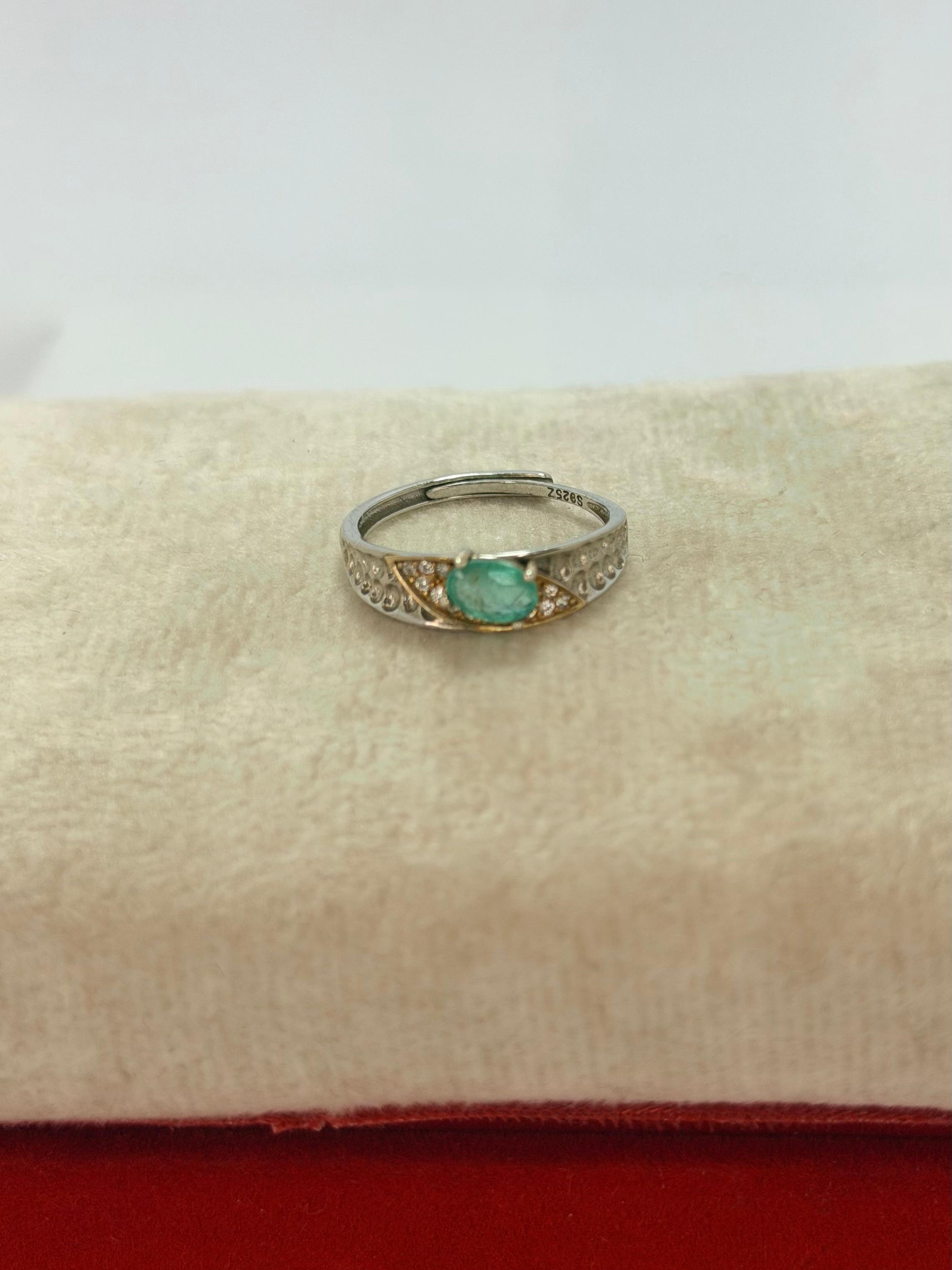 Anillo de esmeralda corte oval