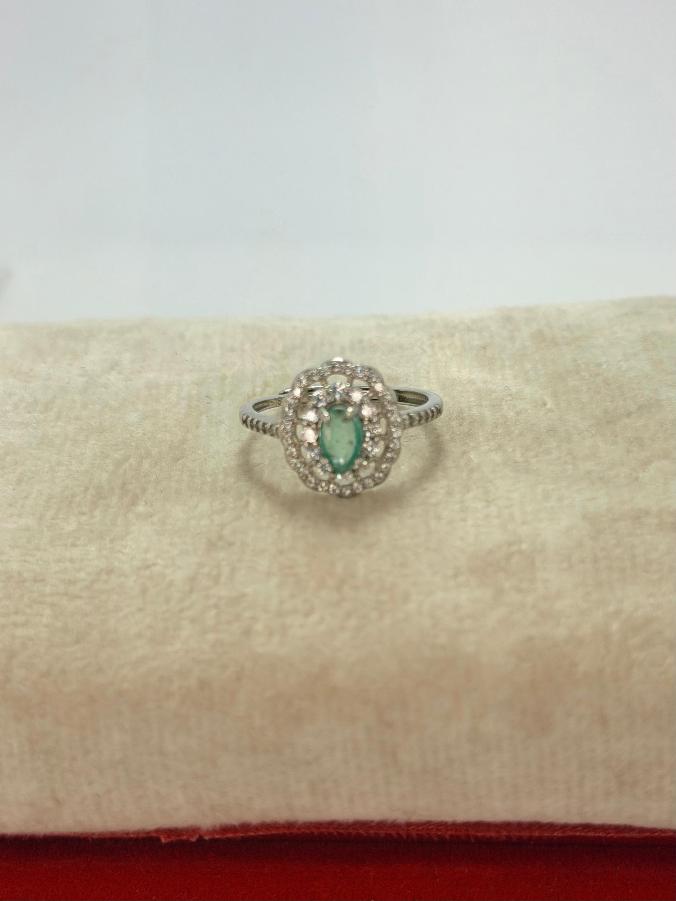 Anillo de esmeralda corte lagrima