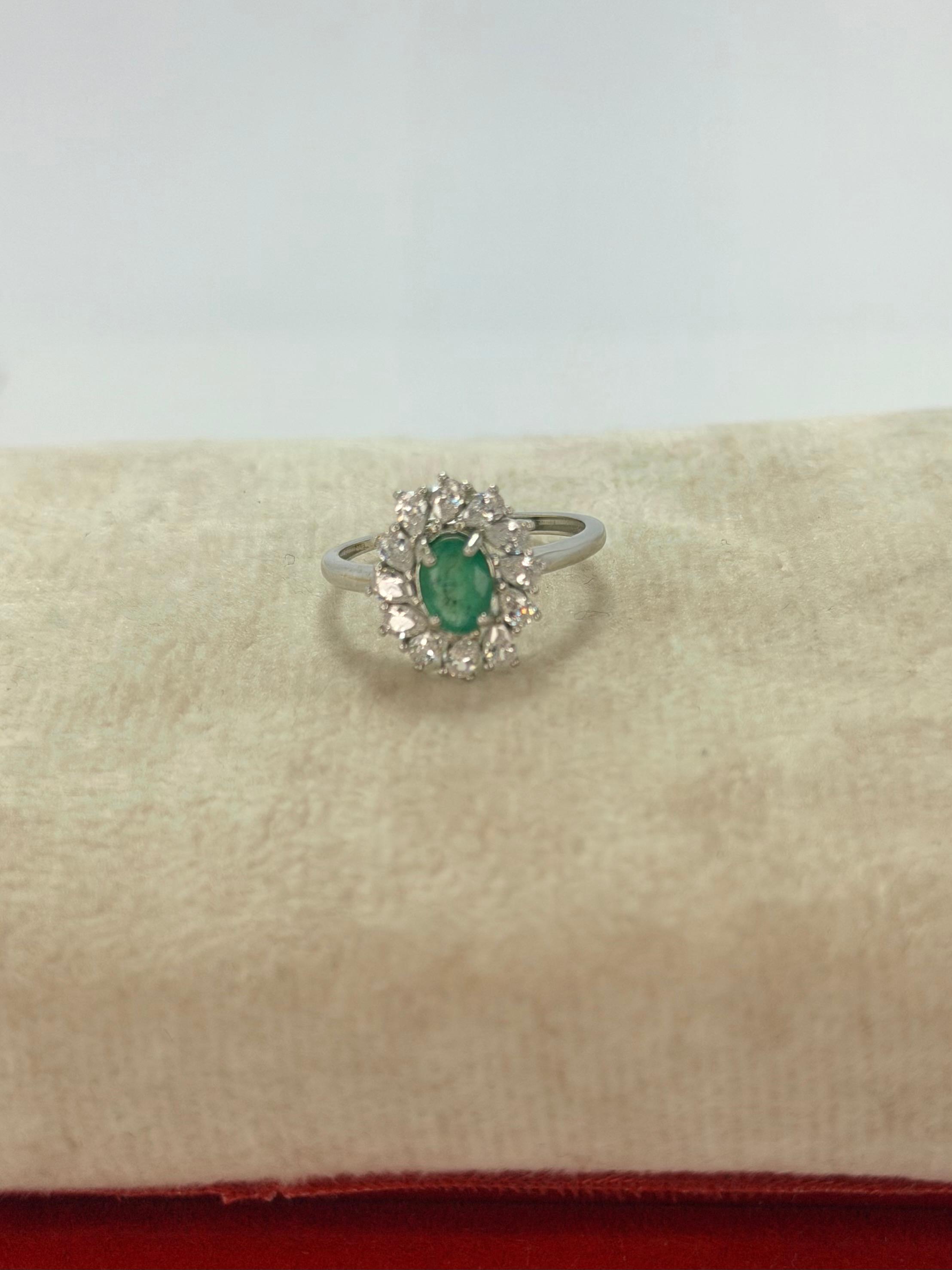 Anillo de esmeralda corte oval