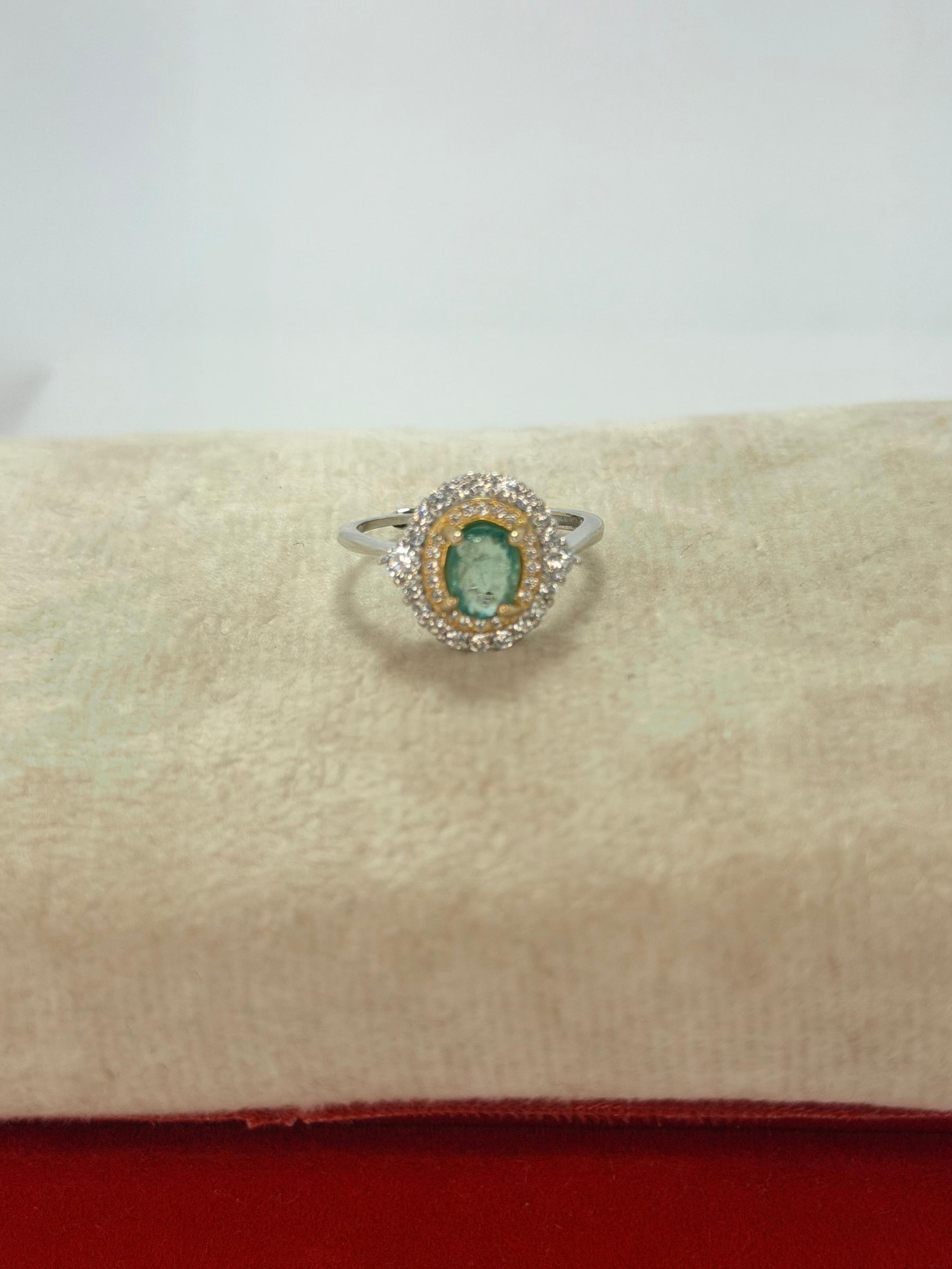 Anillo de esmeralda corte oval dorado