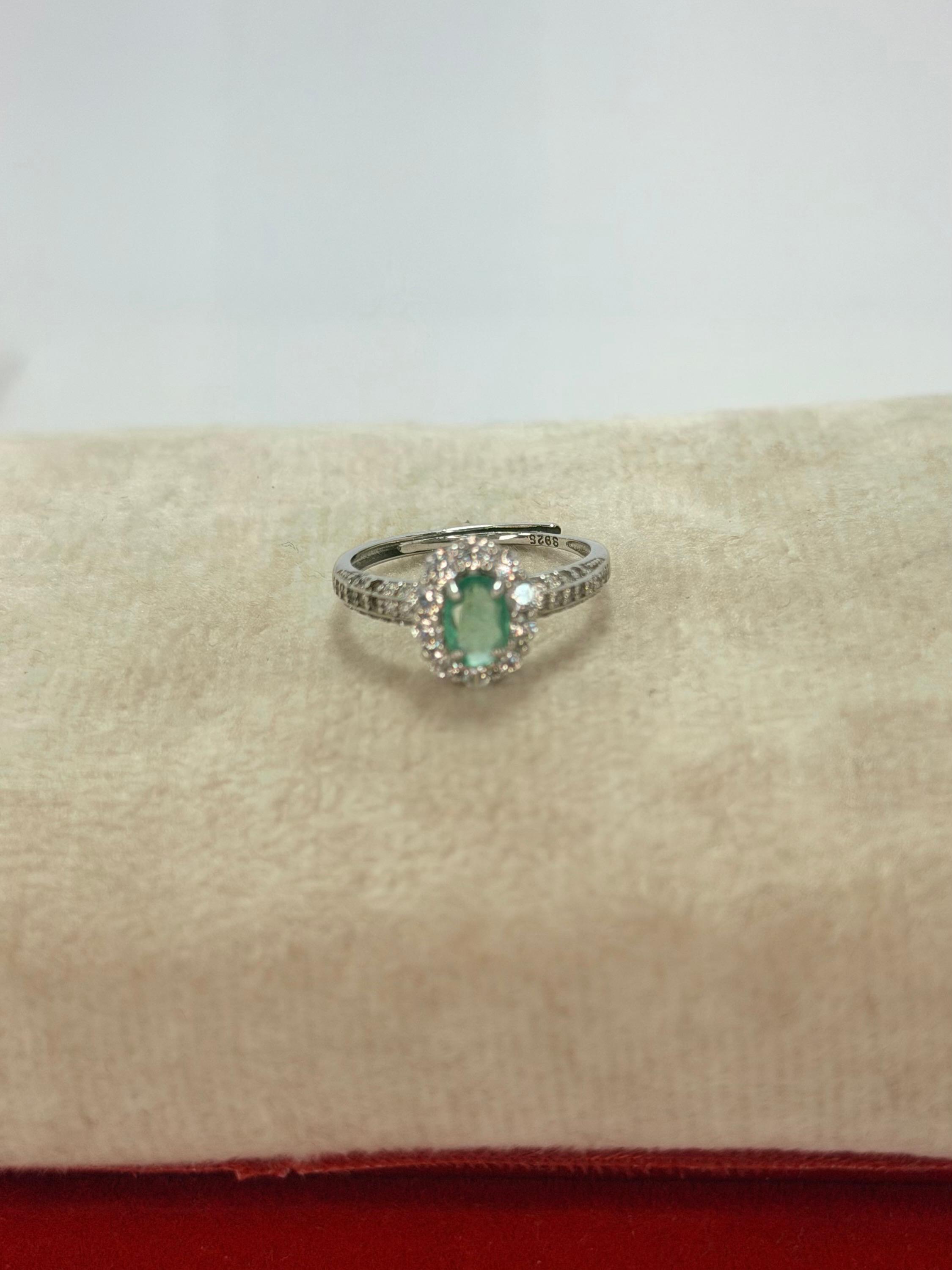 Anillo de esmeralda corte oval