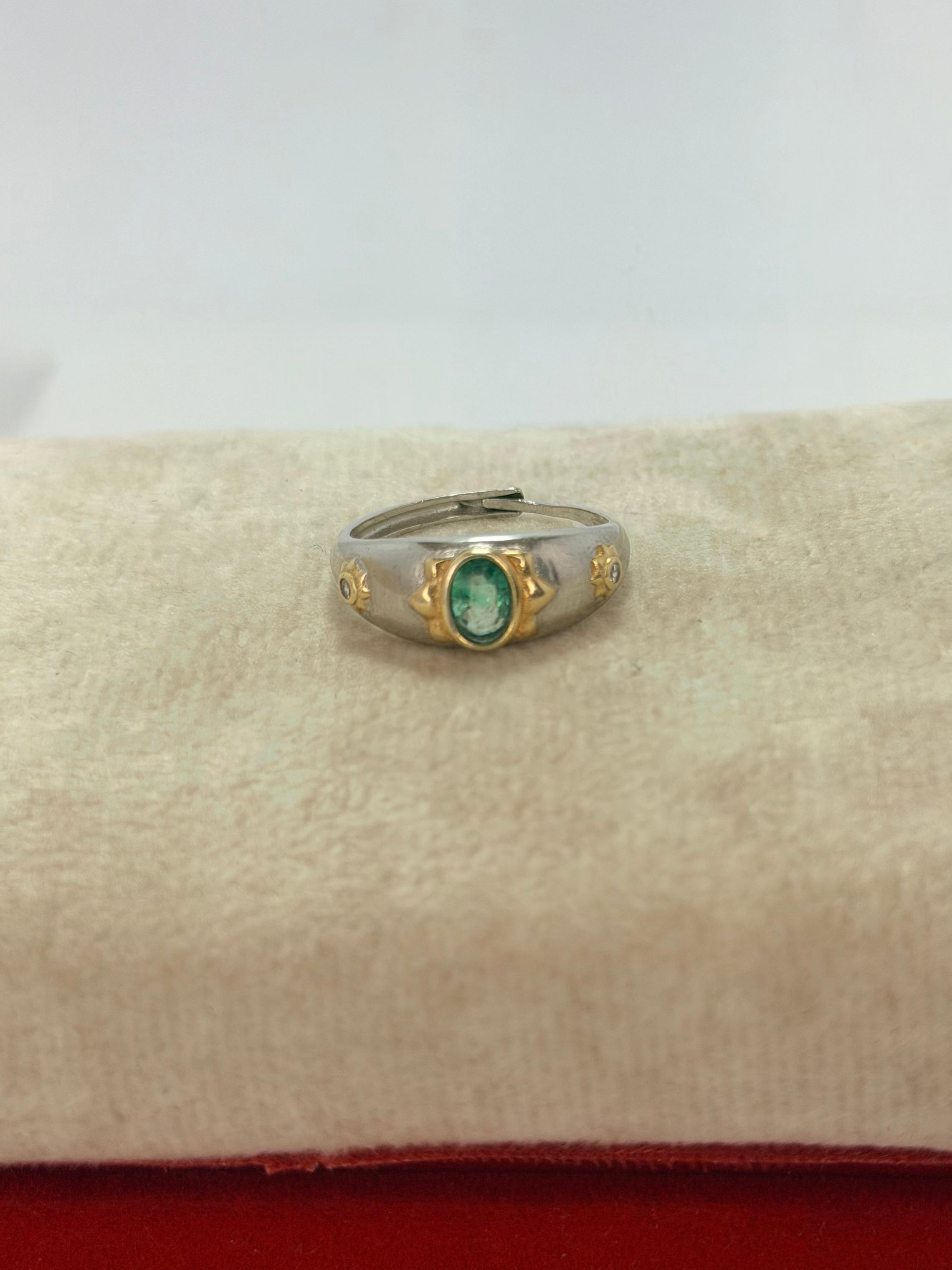 Anillo de esmeralda corte oval diseño sol