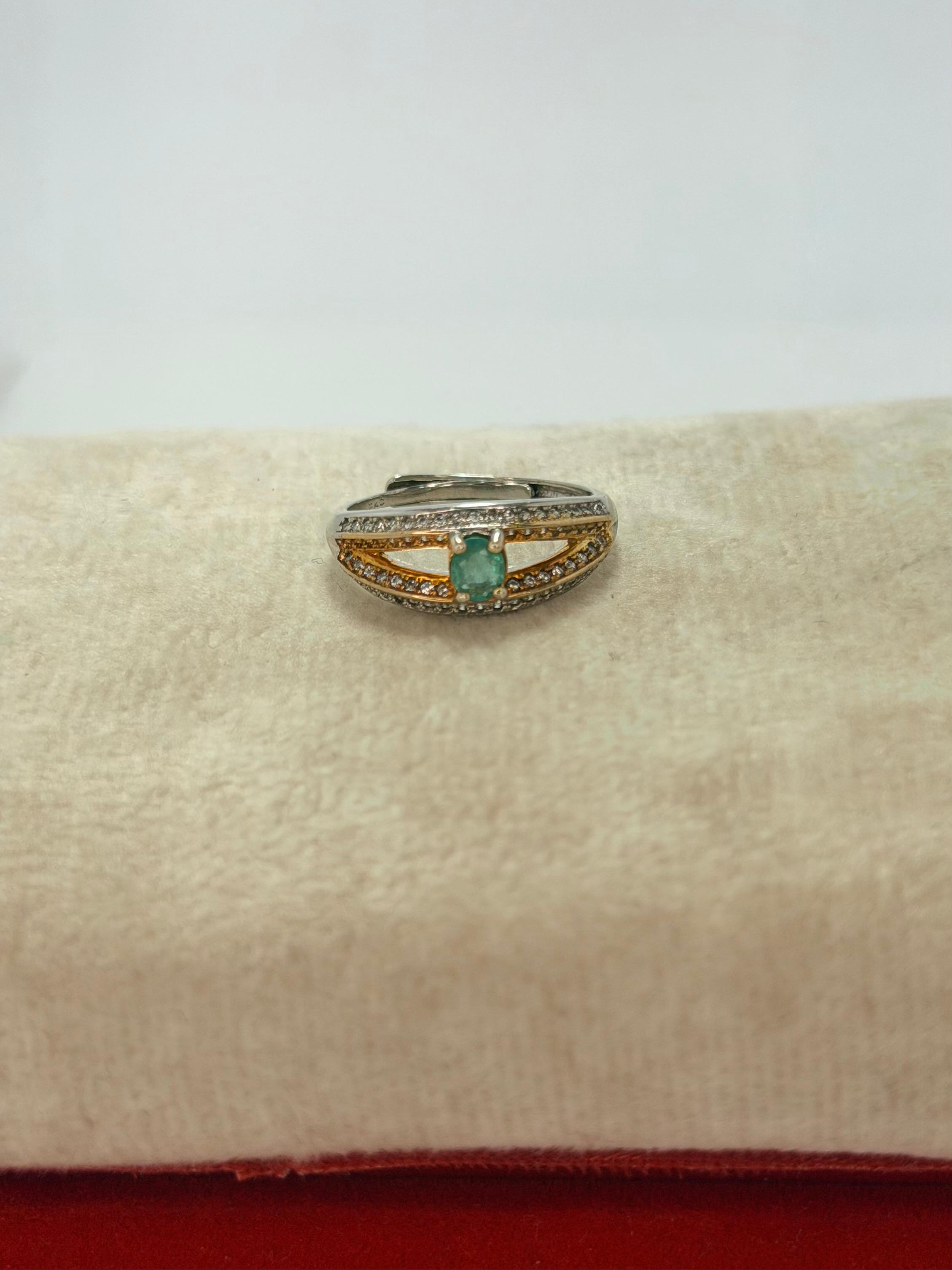 Anillo de esmeralda corte oval diseño puente