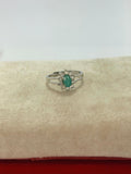 Anillo de esmeralda corte oval diseño flor