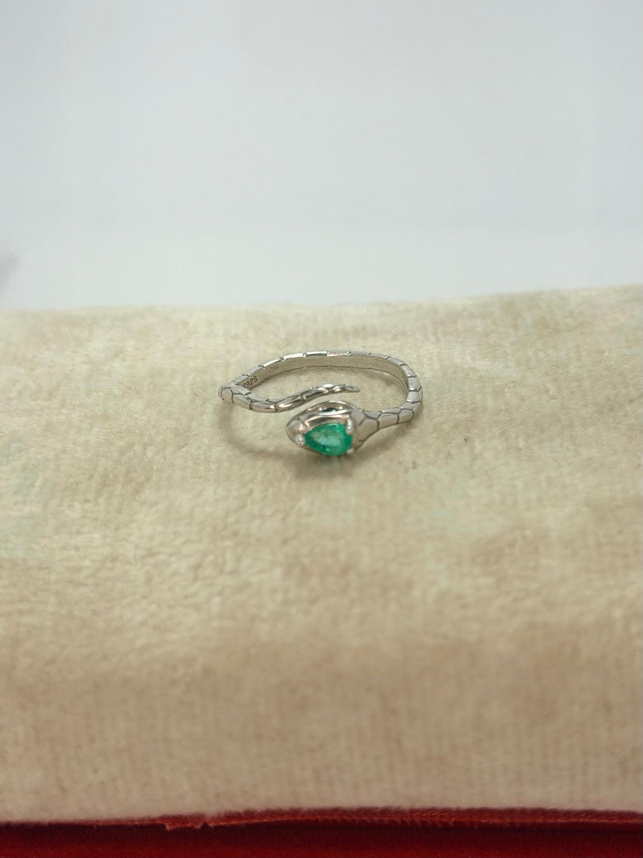 Anillo de esmeralda corte lagrima diseño serpiente EXCLUSIVO