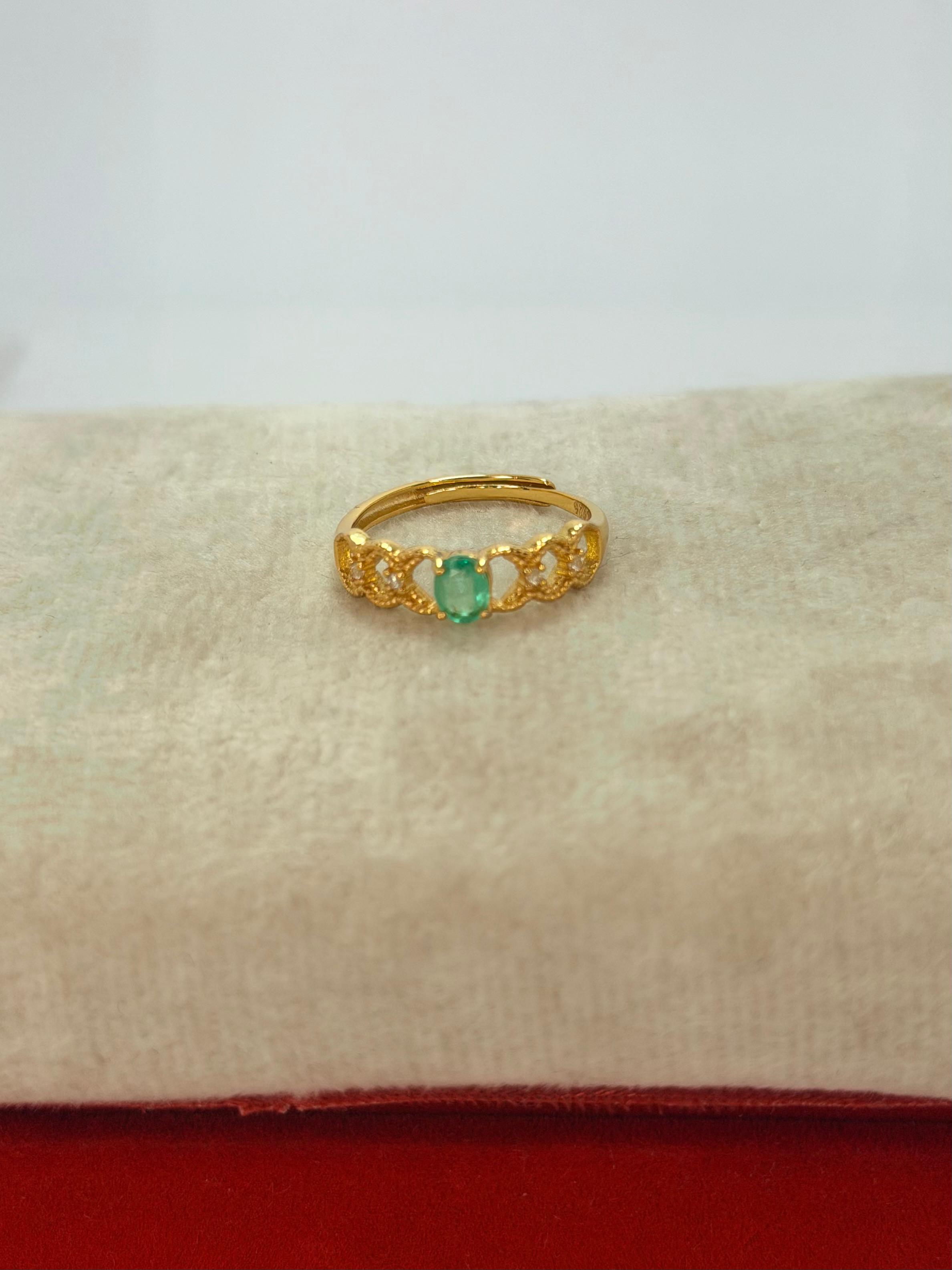 Anillo de esmeralda corte oval