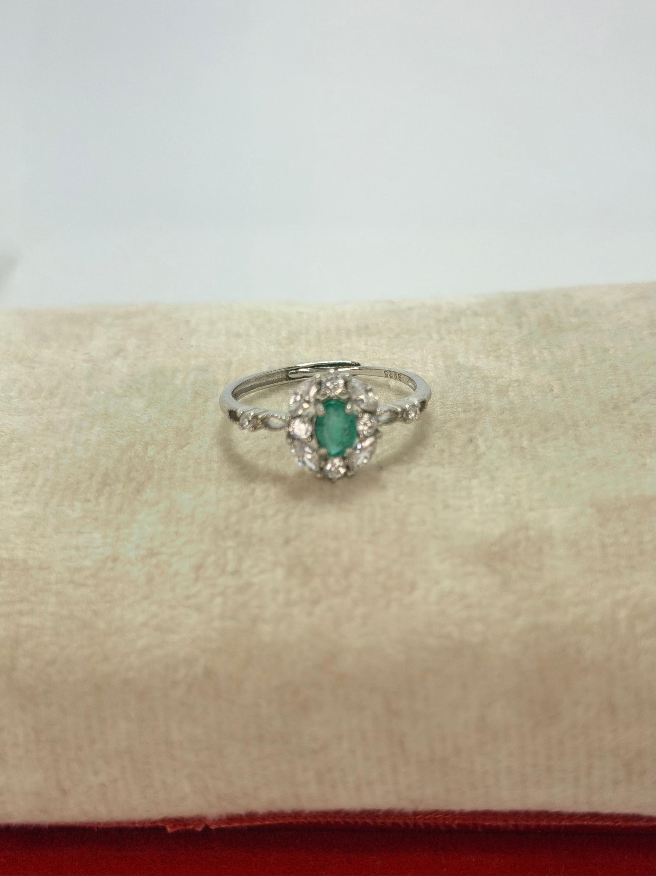 Anillo de esmeralda corte oval