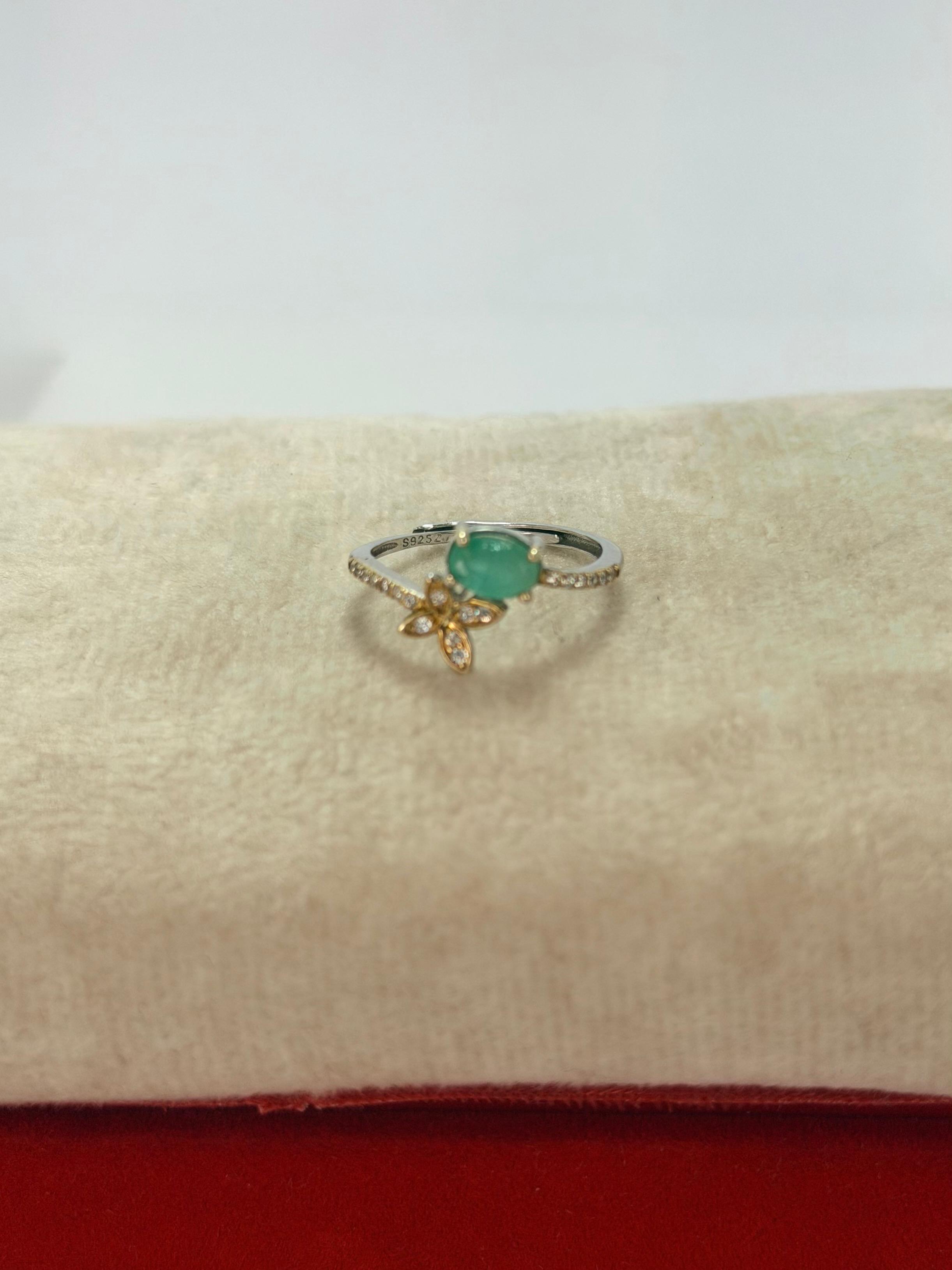 Anillo de esmeralda corte oval diseño flor