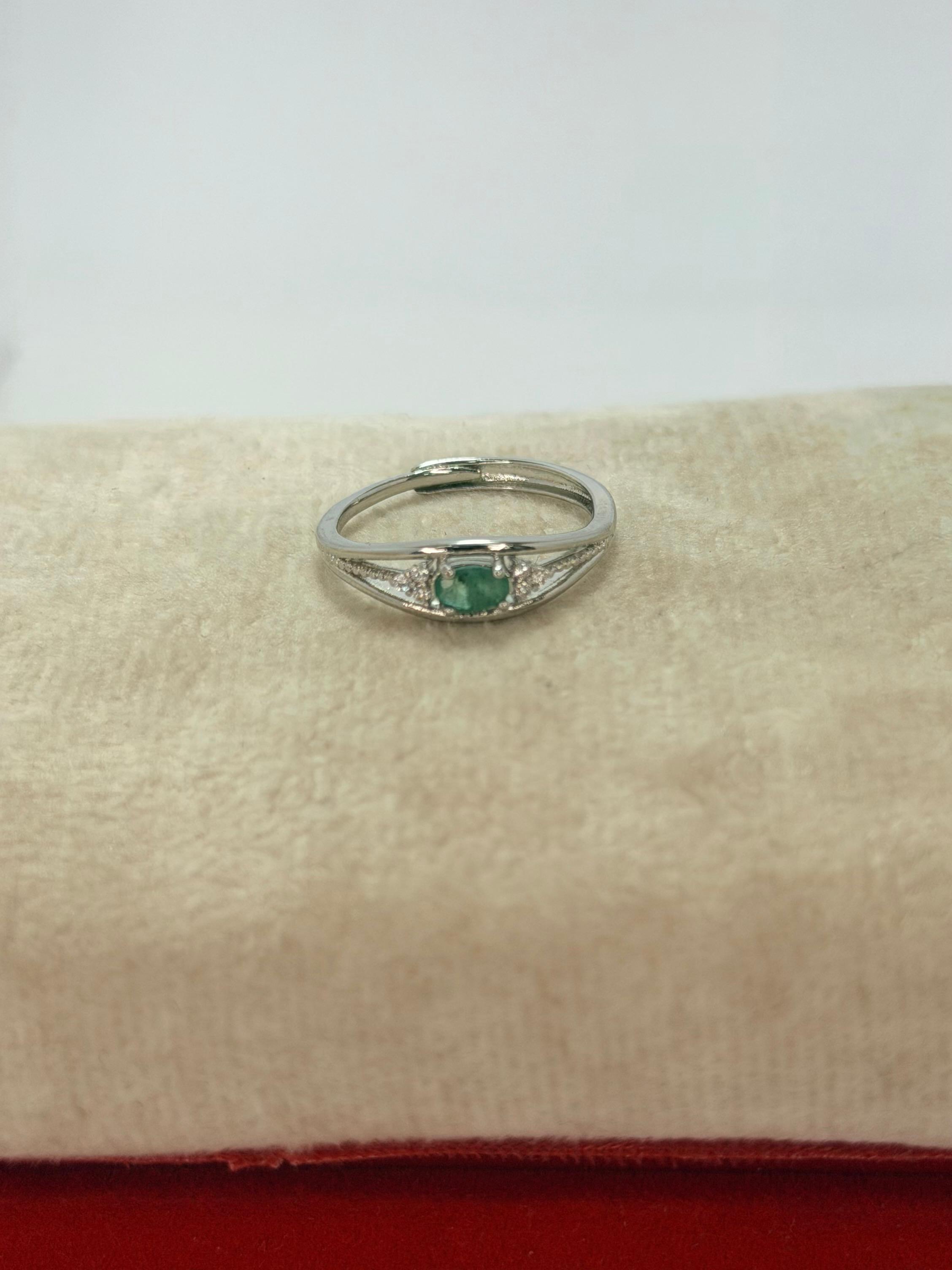 Anillo de esmeralda corte oval