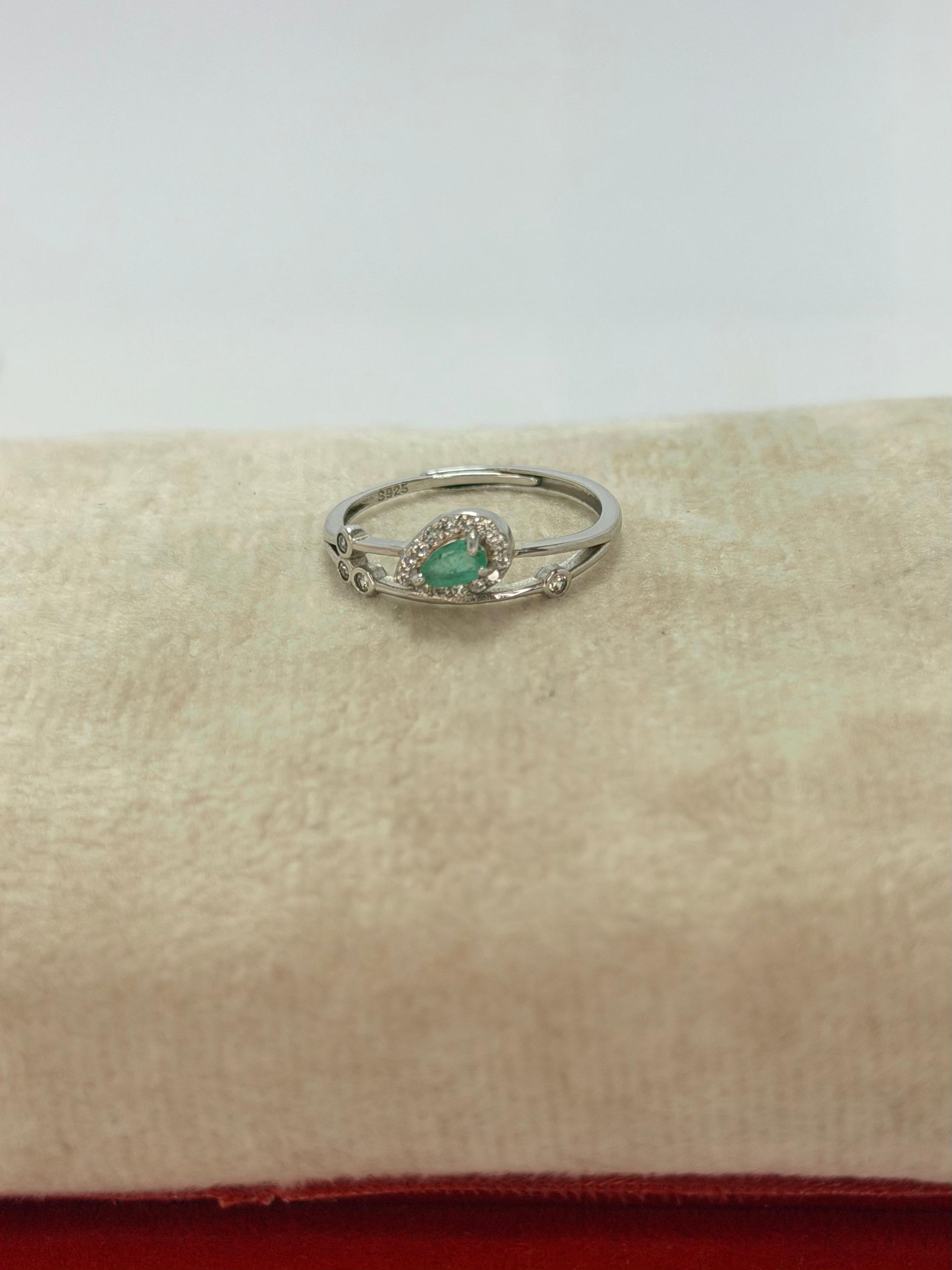 Anillo de esmeralda corte lagrima