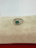 Anillo de esmeralda corte oval diseño ojo