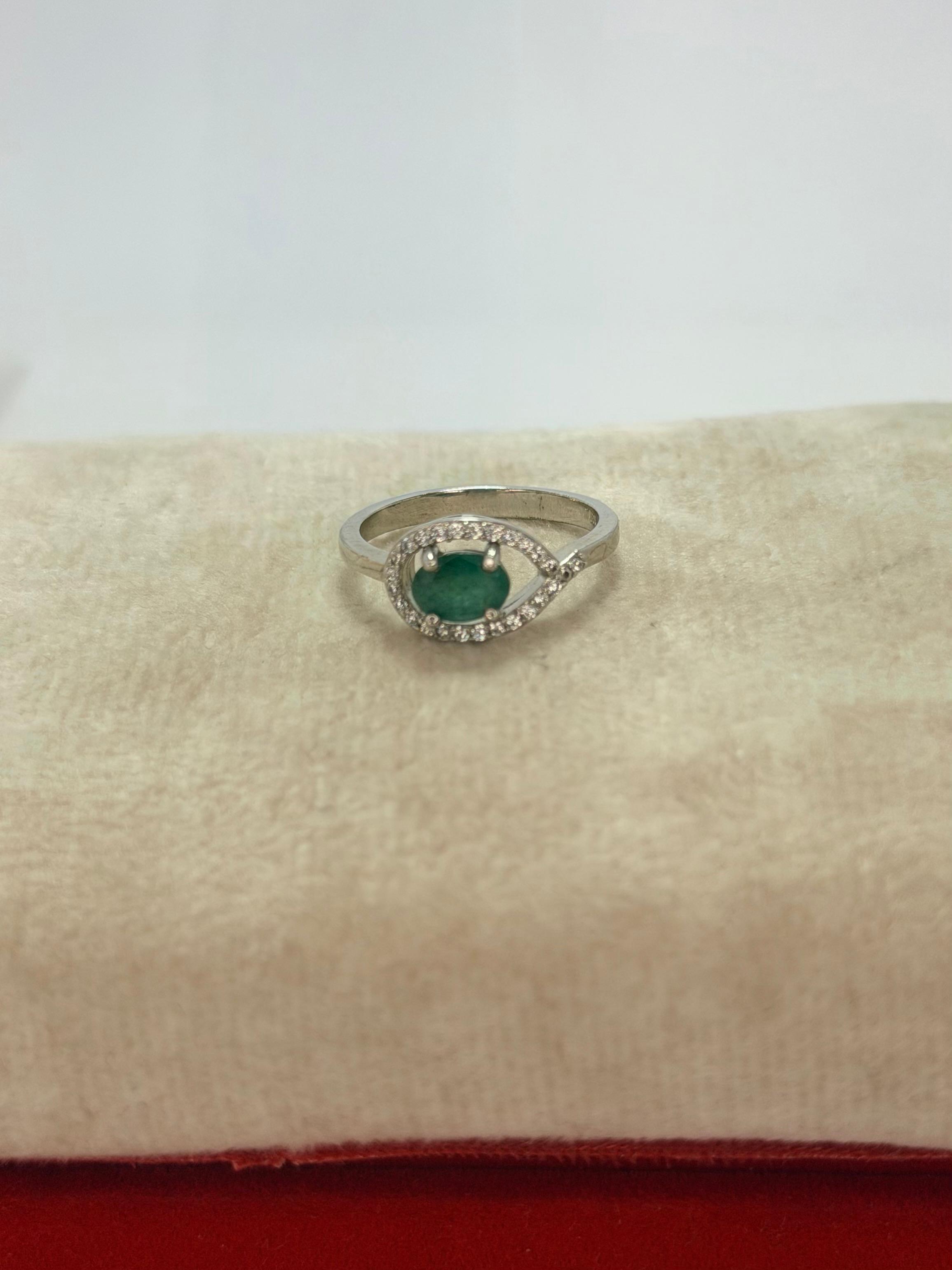 Anillo de esmeralda corte oval diseño ojo