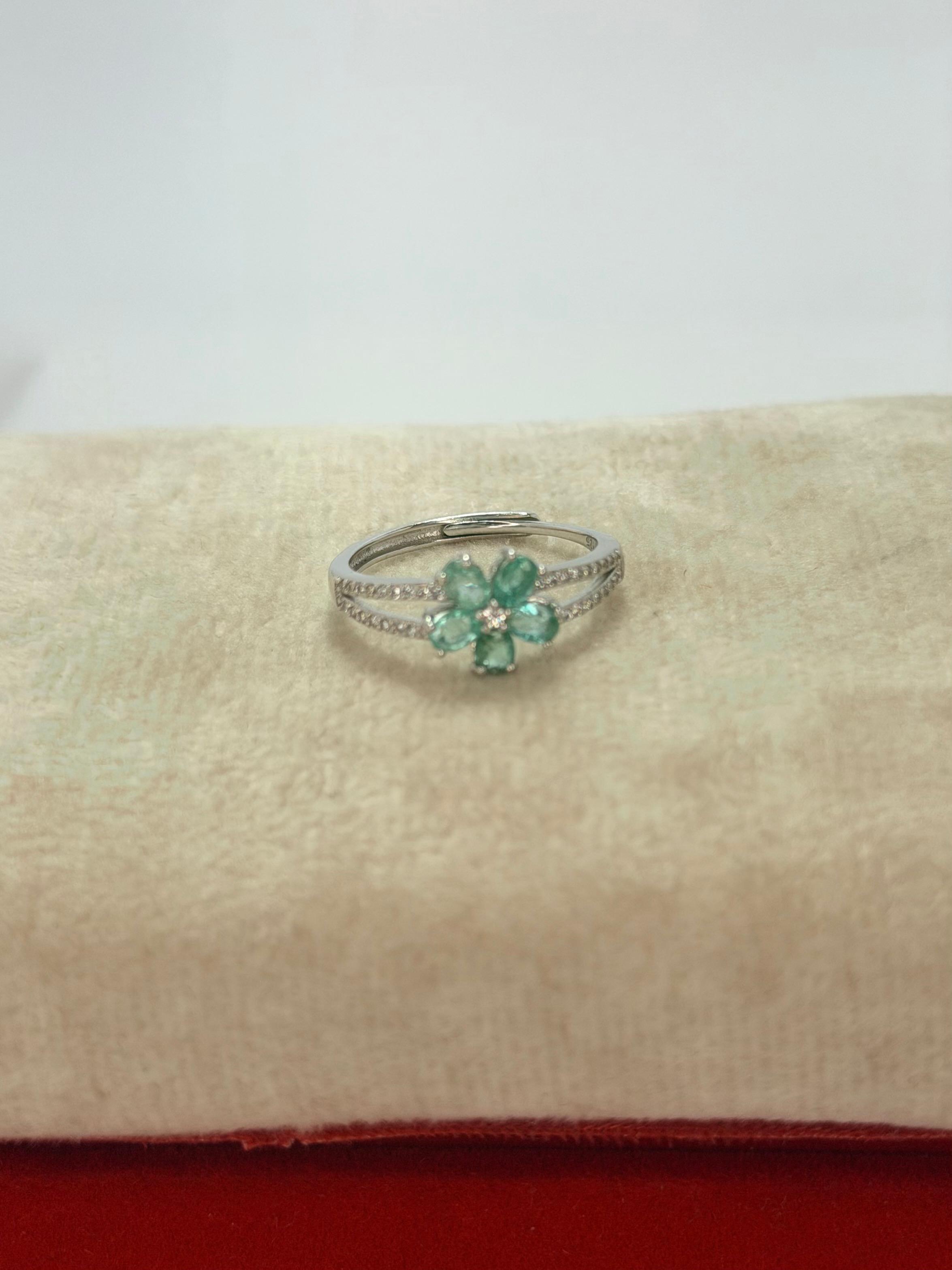 Anillo de esmeralda diseño flor
