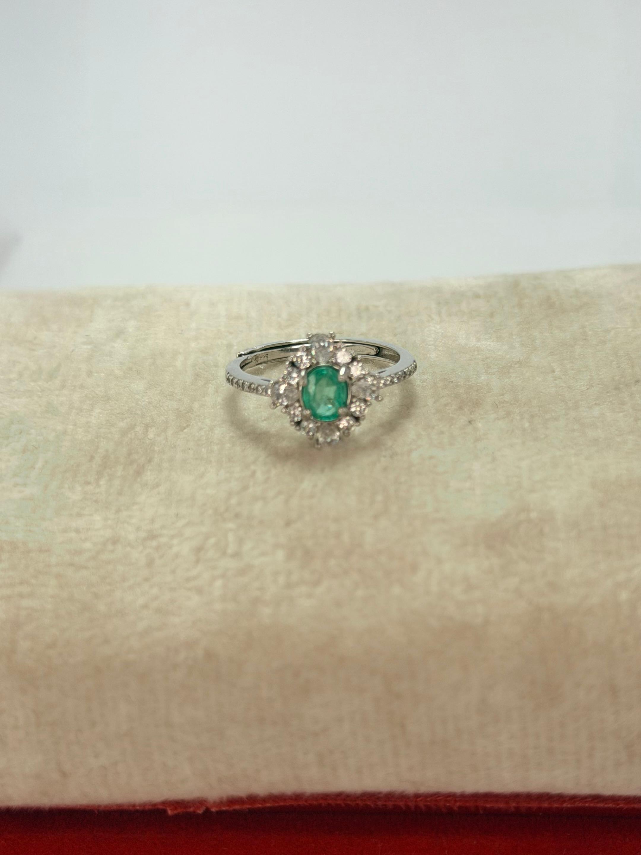 Anillo de esmeralda diseño oval
