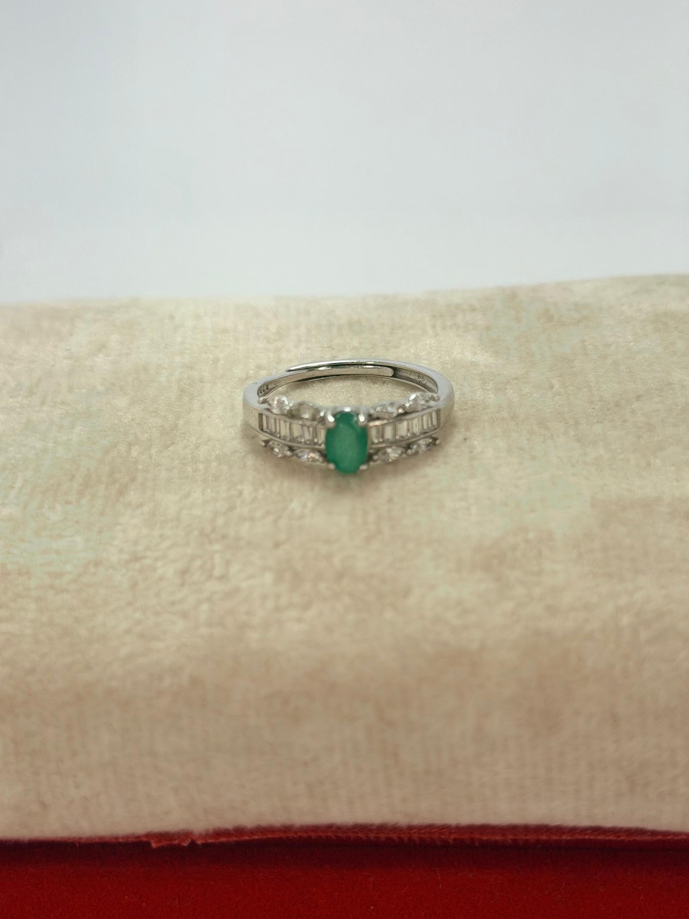 Anillo de esmeralda corte oval
