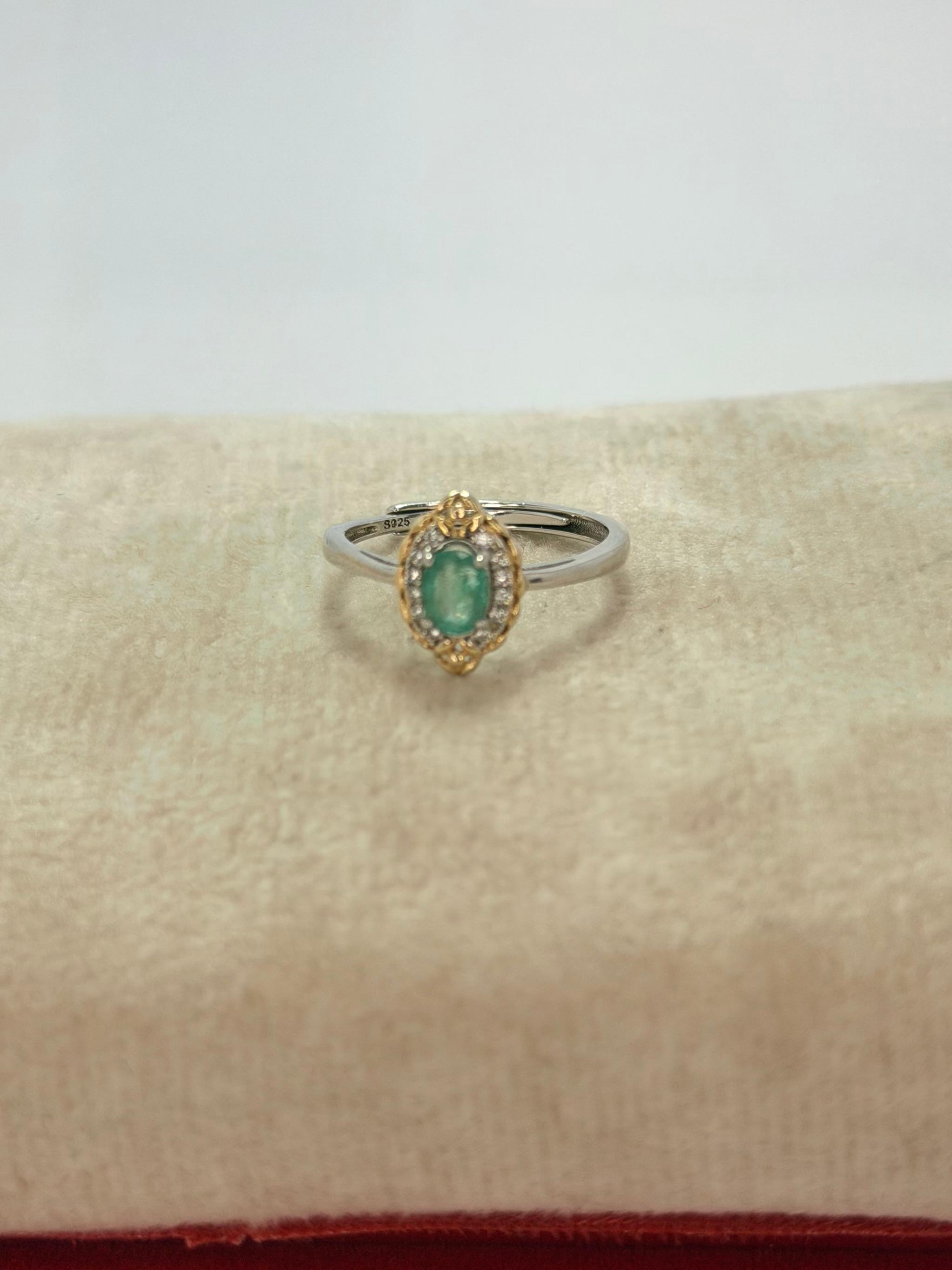 Anillo de esmeralda corte oval  EXCLUSIVO