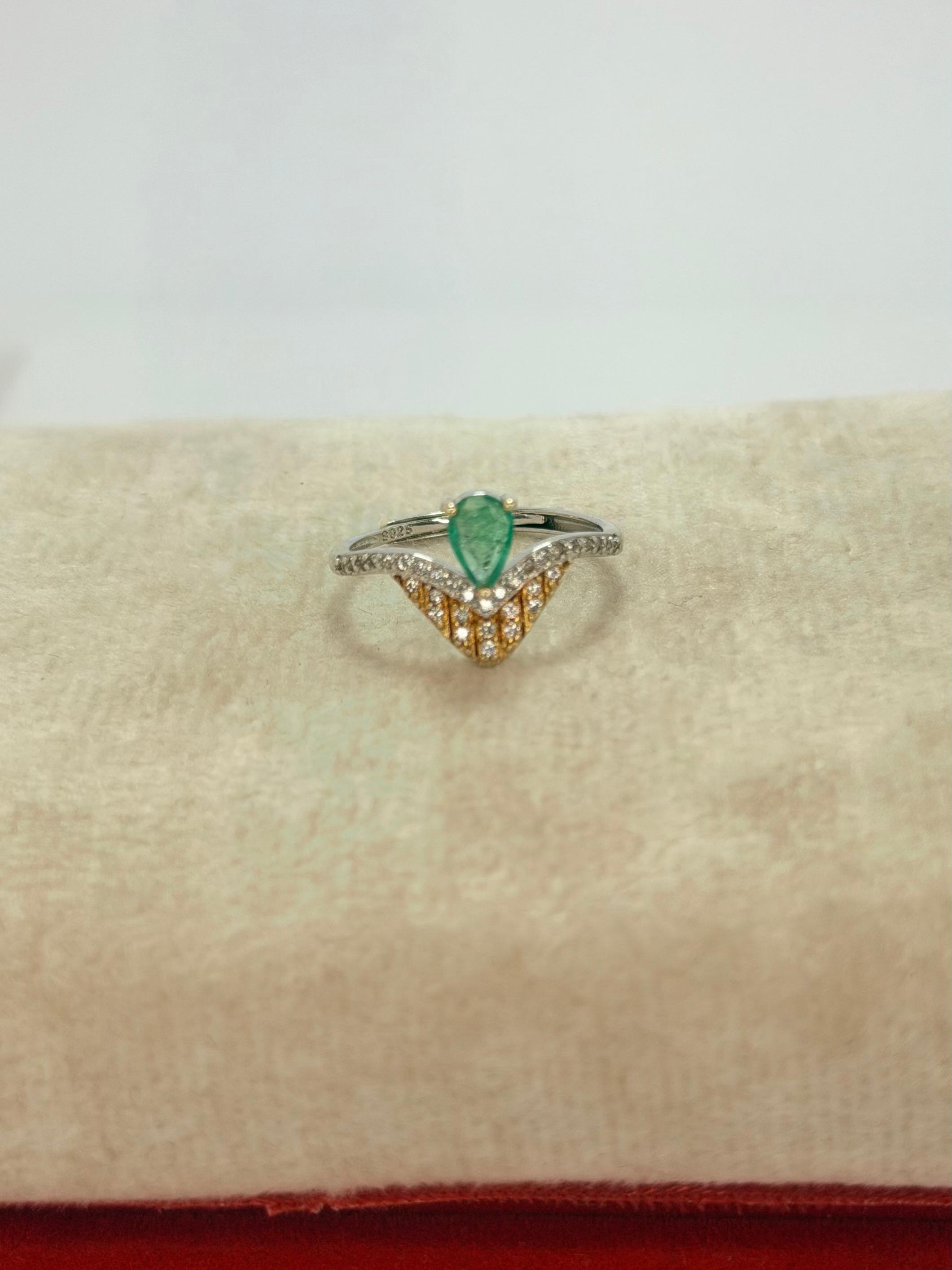 Anillo de esmeralda corte lagrima