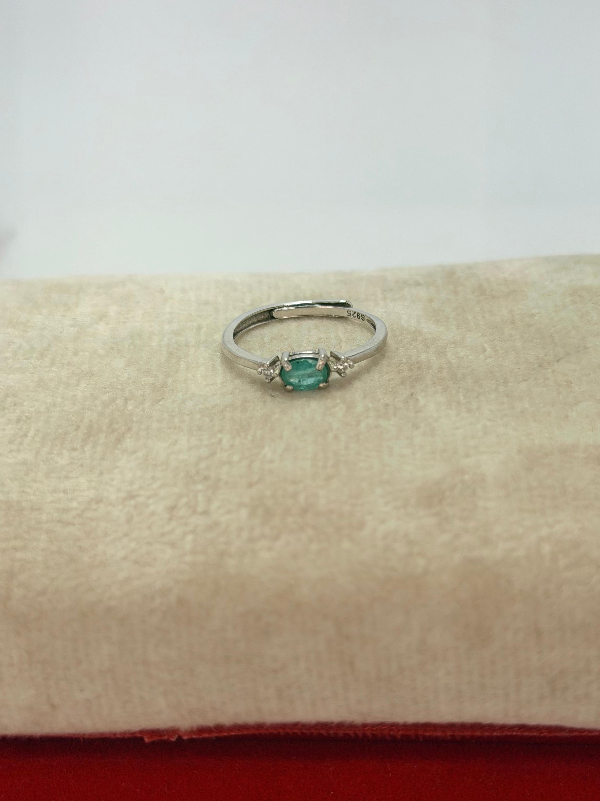 Anillo de esmeralda corte oval