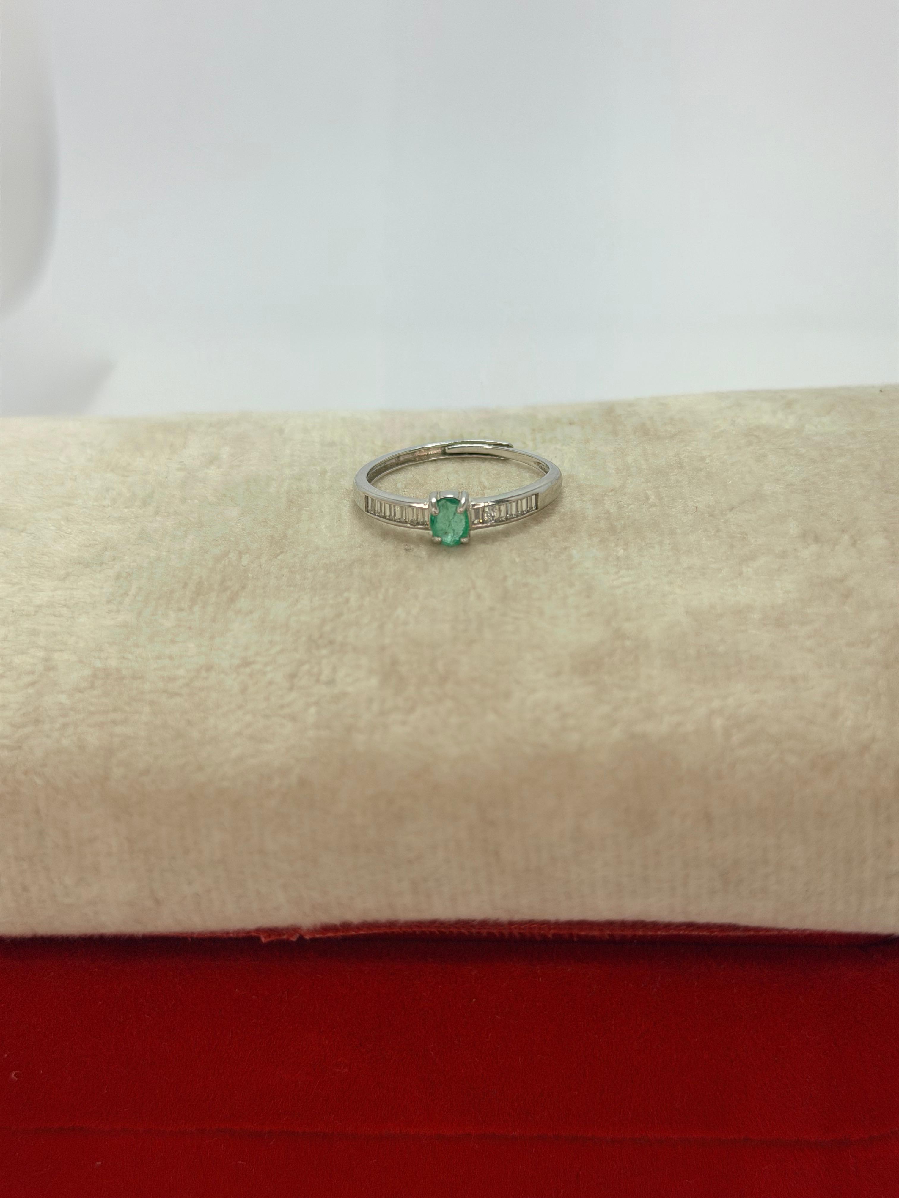 Anillo de esmeralda corte oval