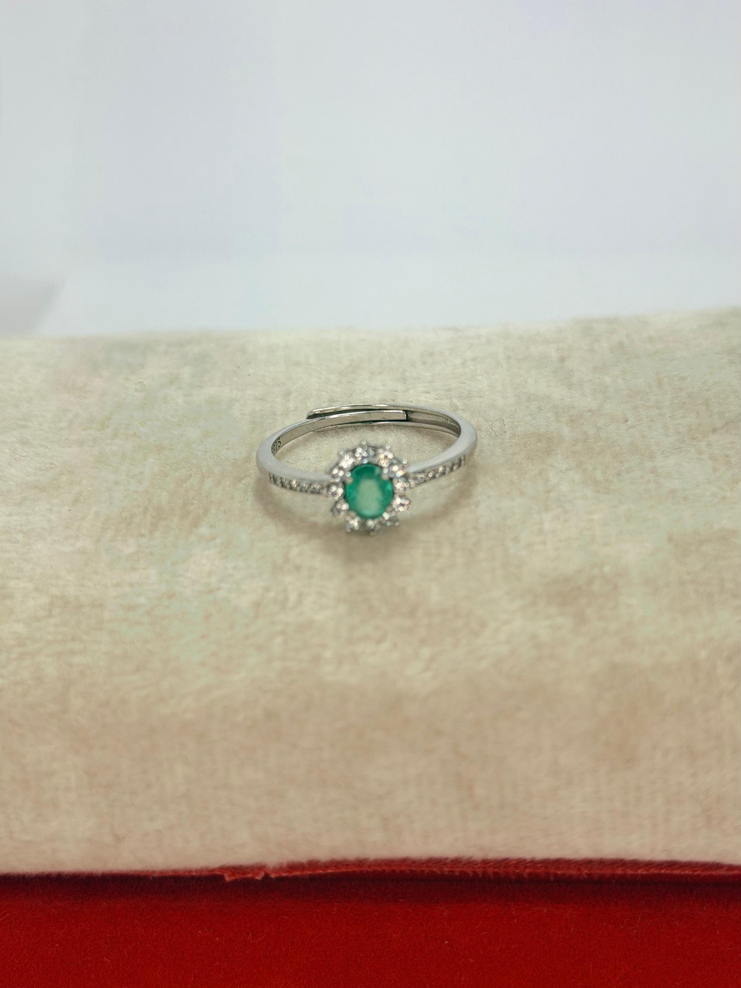 Anillo de esmeralda corte oval
