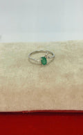 Anillo de esmeralda corte oval