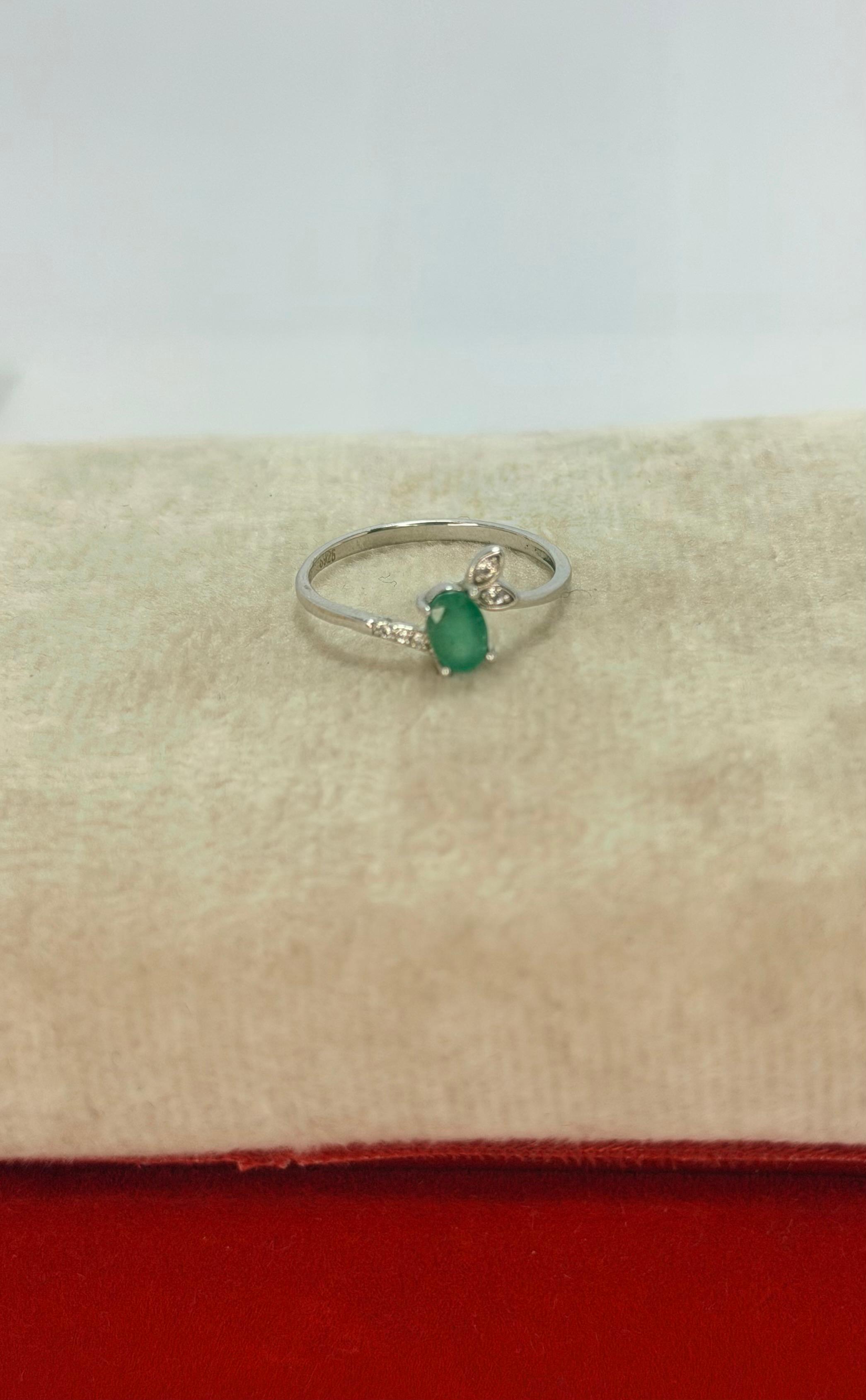 Anillo de esmeralda corte oval