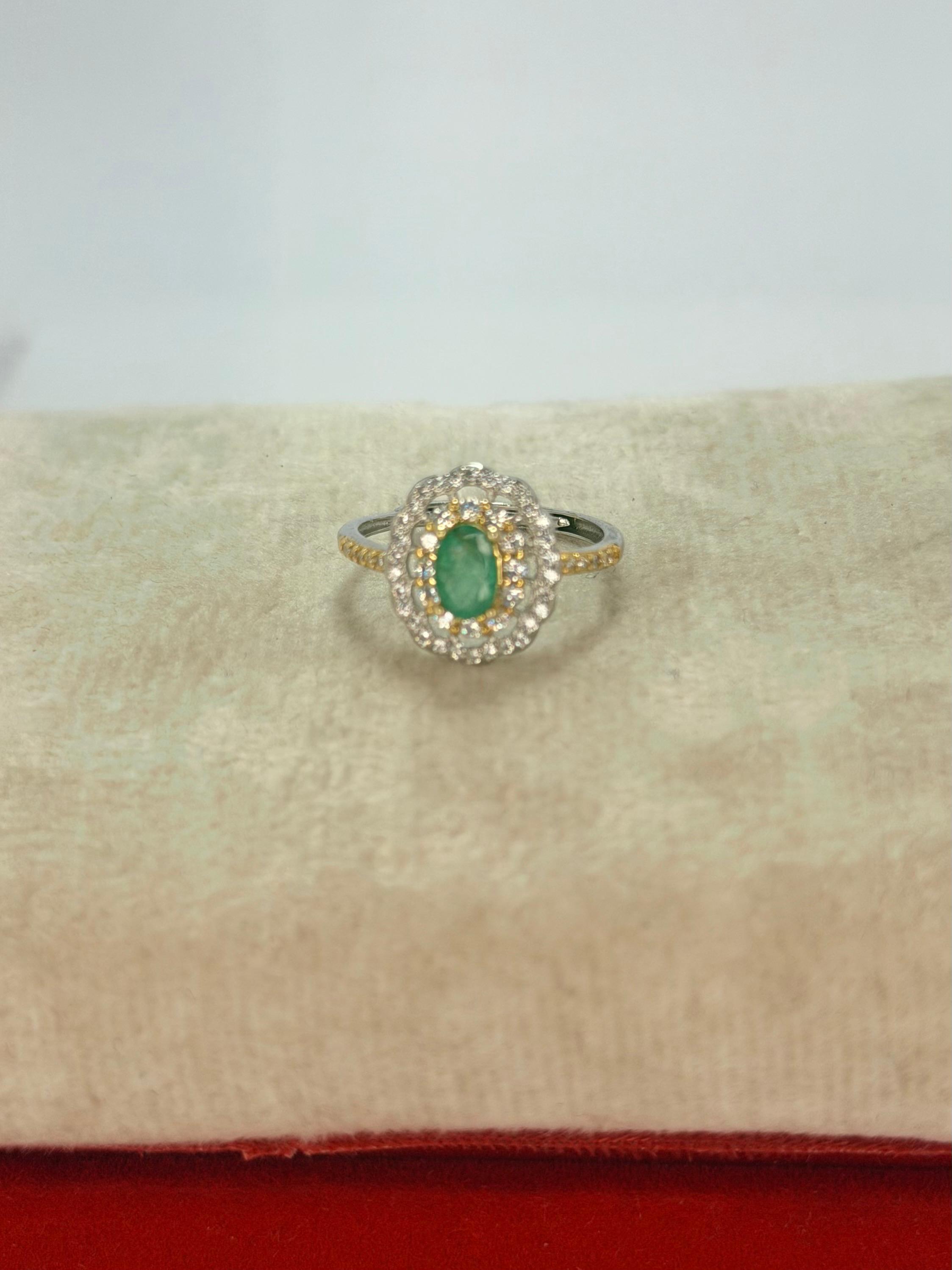 Anillo de esmeralda corte oval