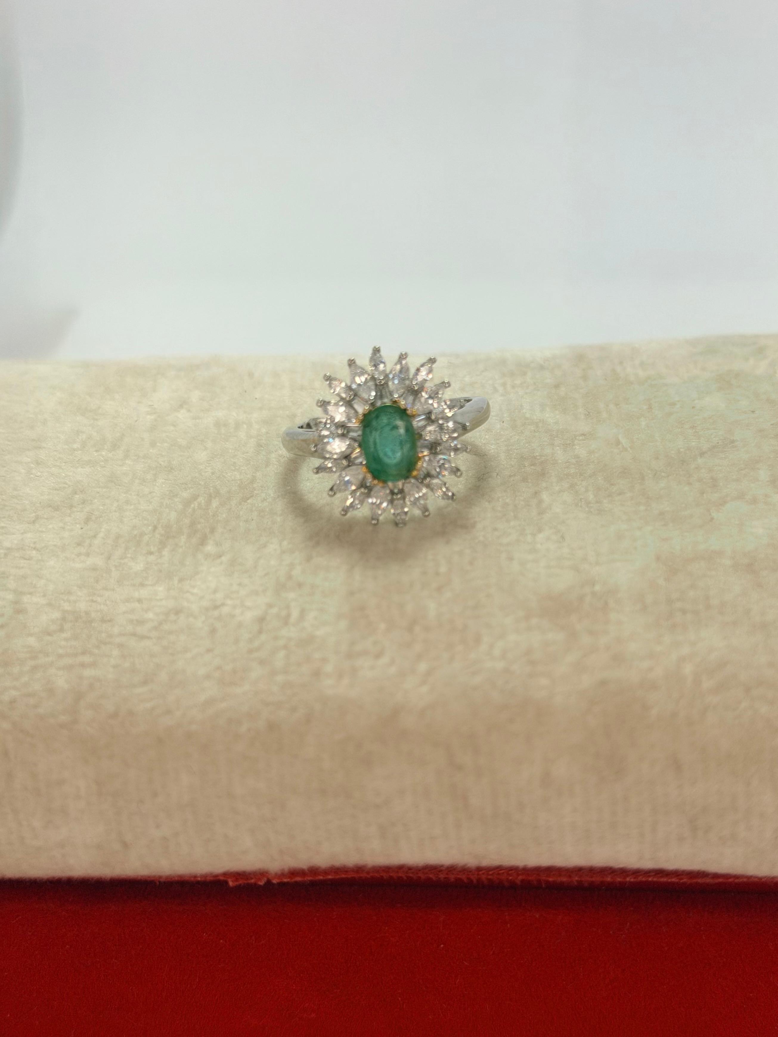 Anillo de esmeralda corte oval