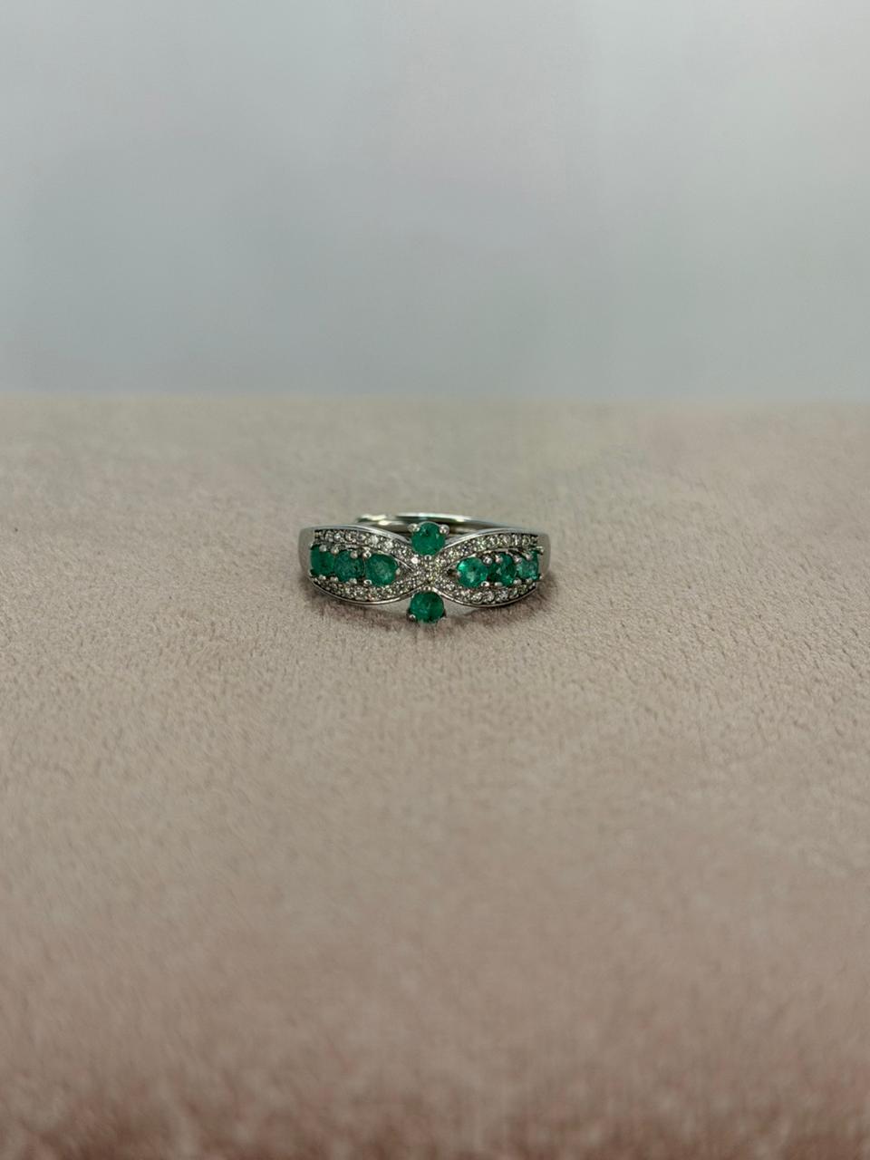 Anillo de esmeralda diseño infinito