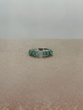 Anillo de esmeralda diseño cintillo